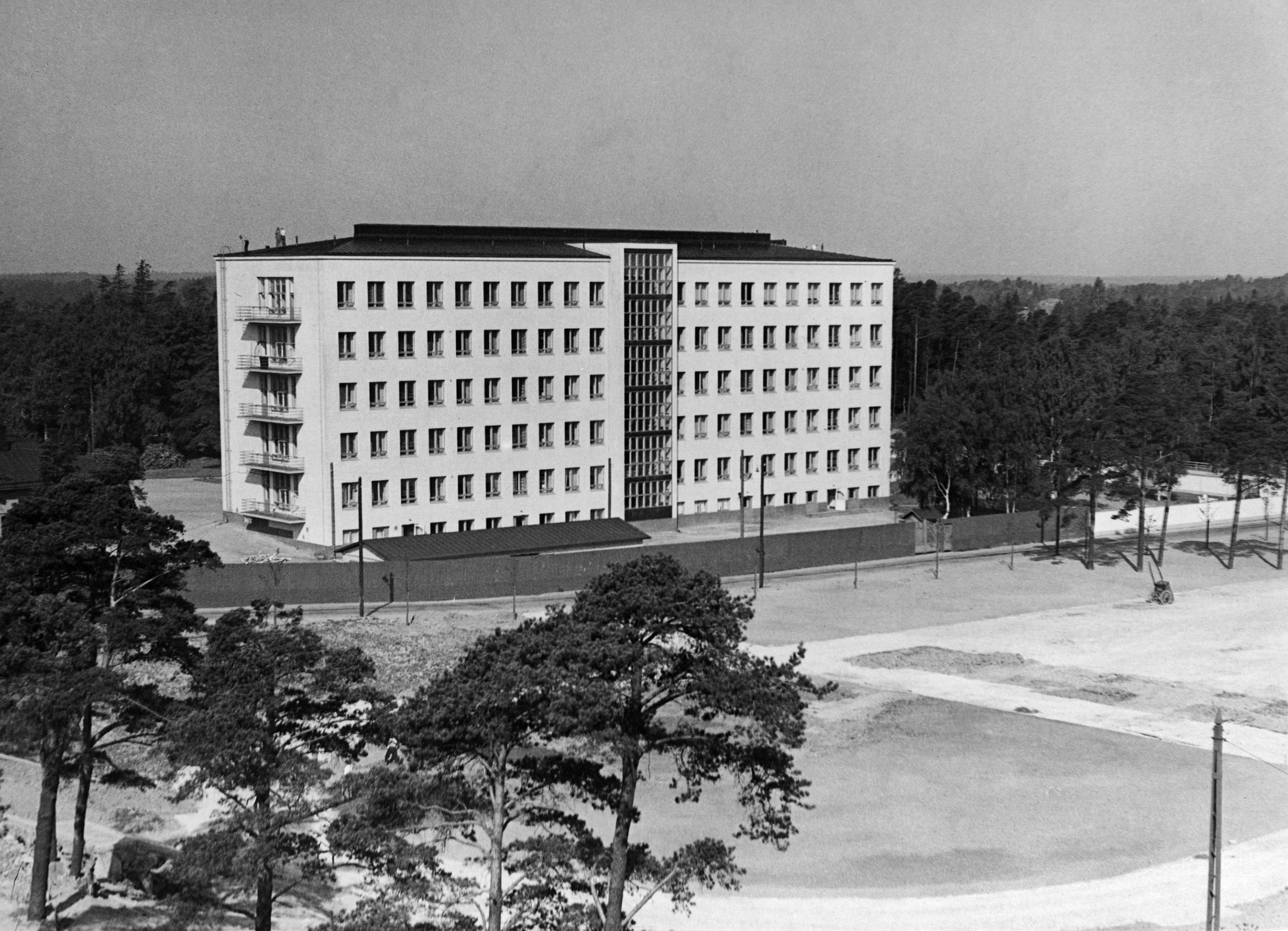 Kivelän sairaala Topeöiuksen puiston suunnasta nähtynä