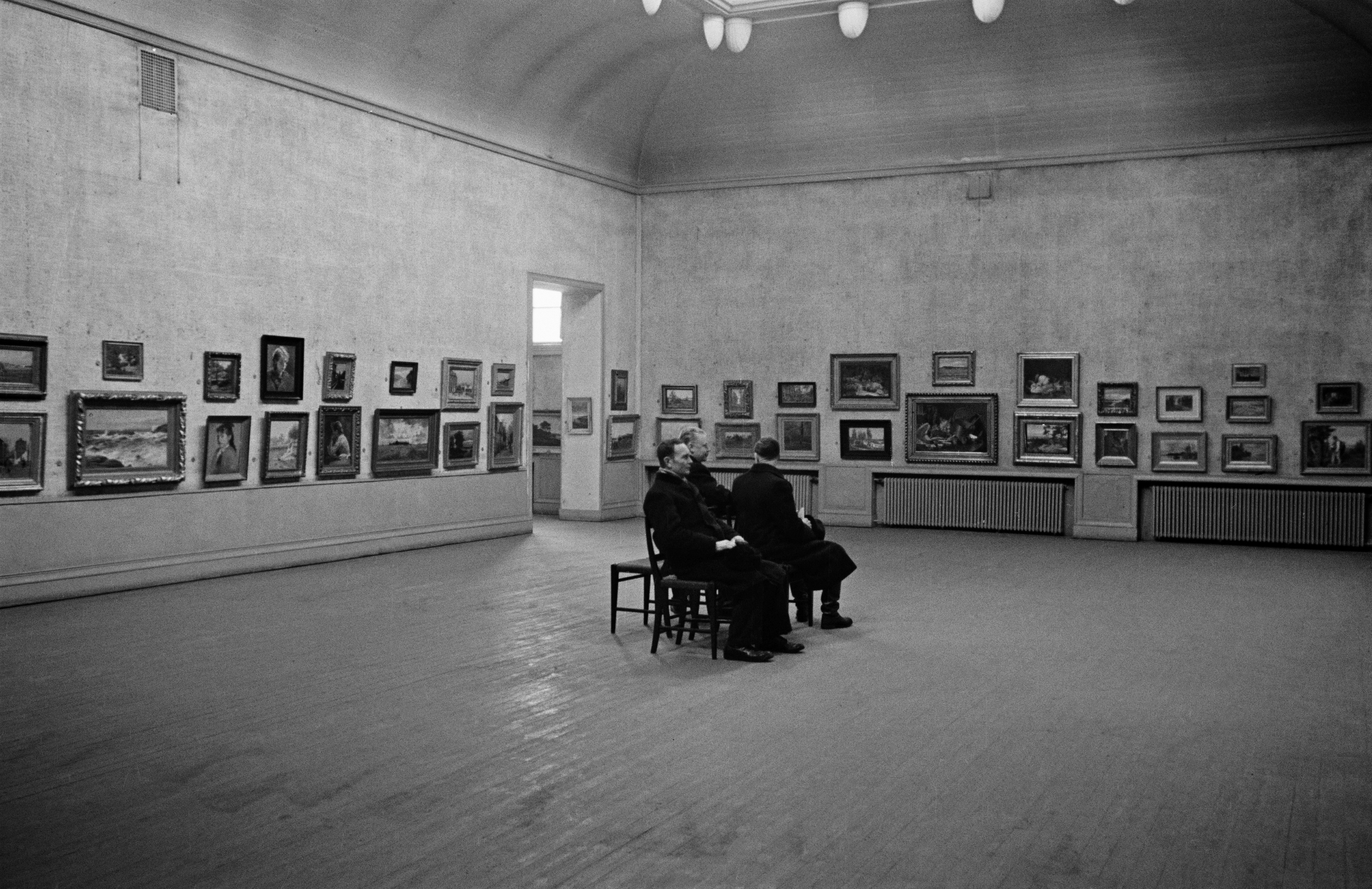 Taidehalli, Suomen Taideyhdistyksen 100-vuotisnäyttely 10.3. - 30.3.1946. Keskellä näyttelyvieraita penkeillä.