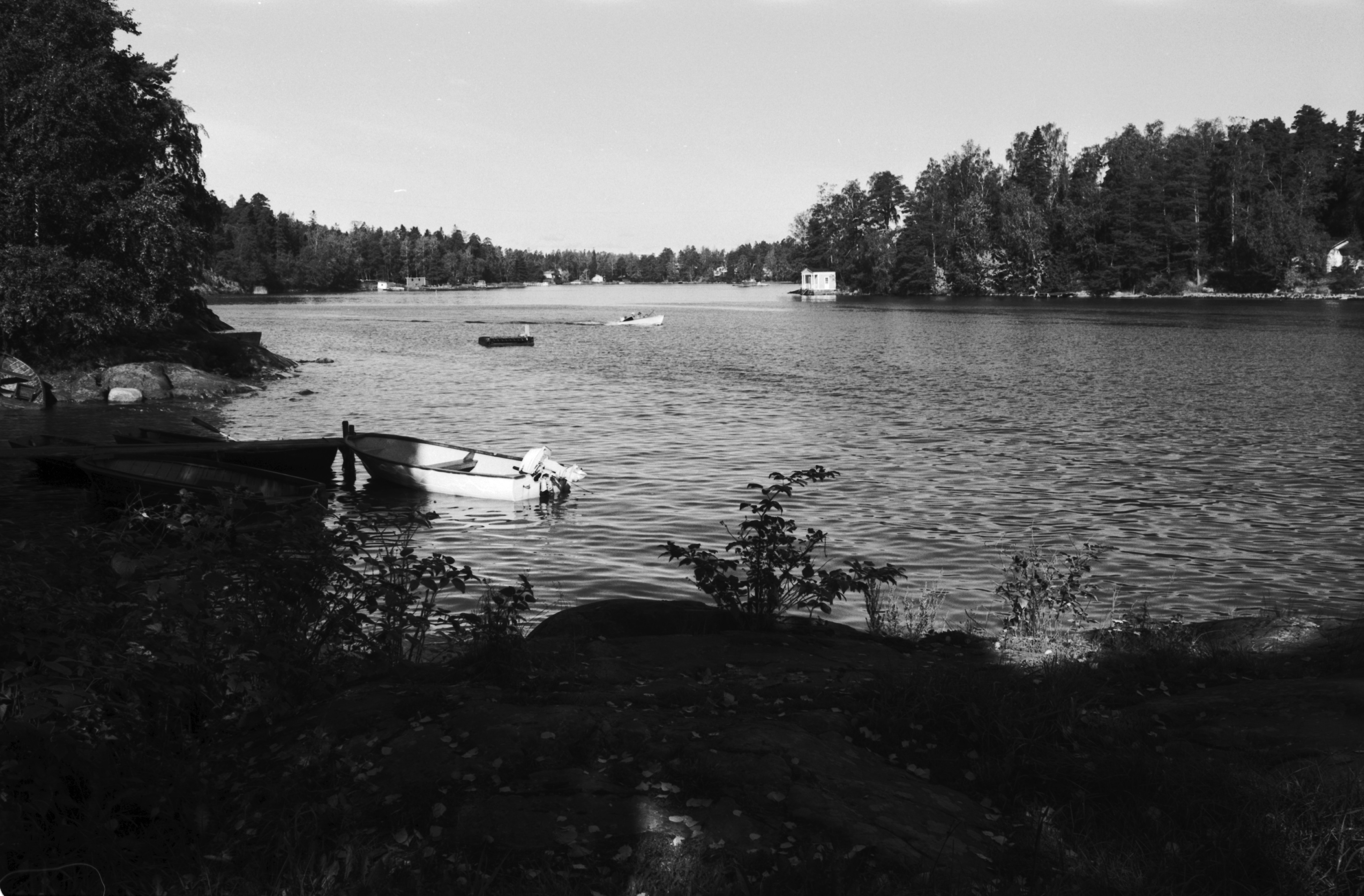 Yliskylä. Reposalmen rantamaisemia Laajasalosta kuvattuna. Keskellä oikealla uimakoppi Vartiosaaren rannassa.