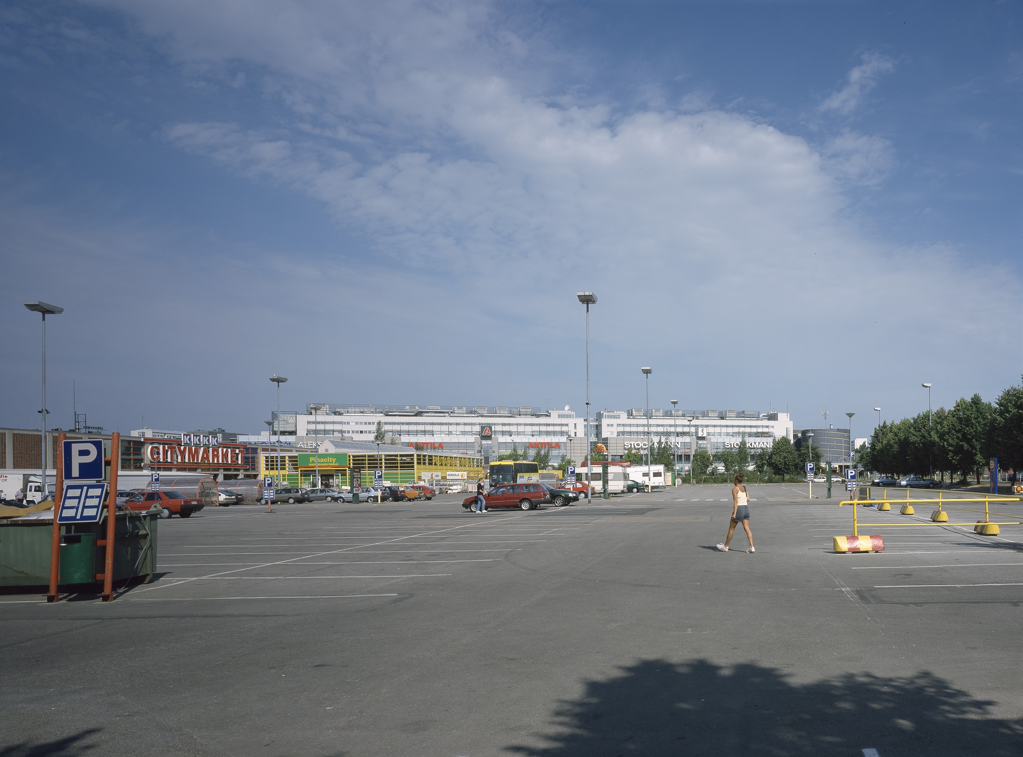 Itäkeskuksen kauppakeskus Citymarketin parkkipaikalta katsottuna.