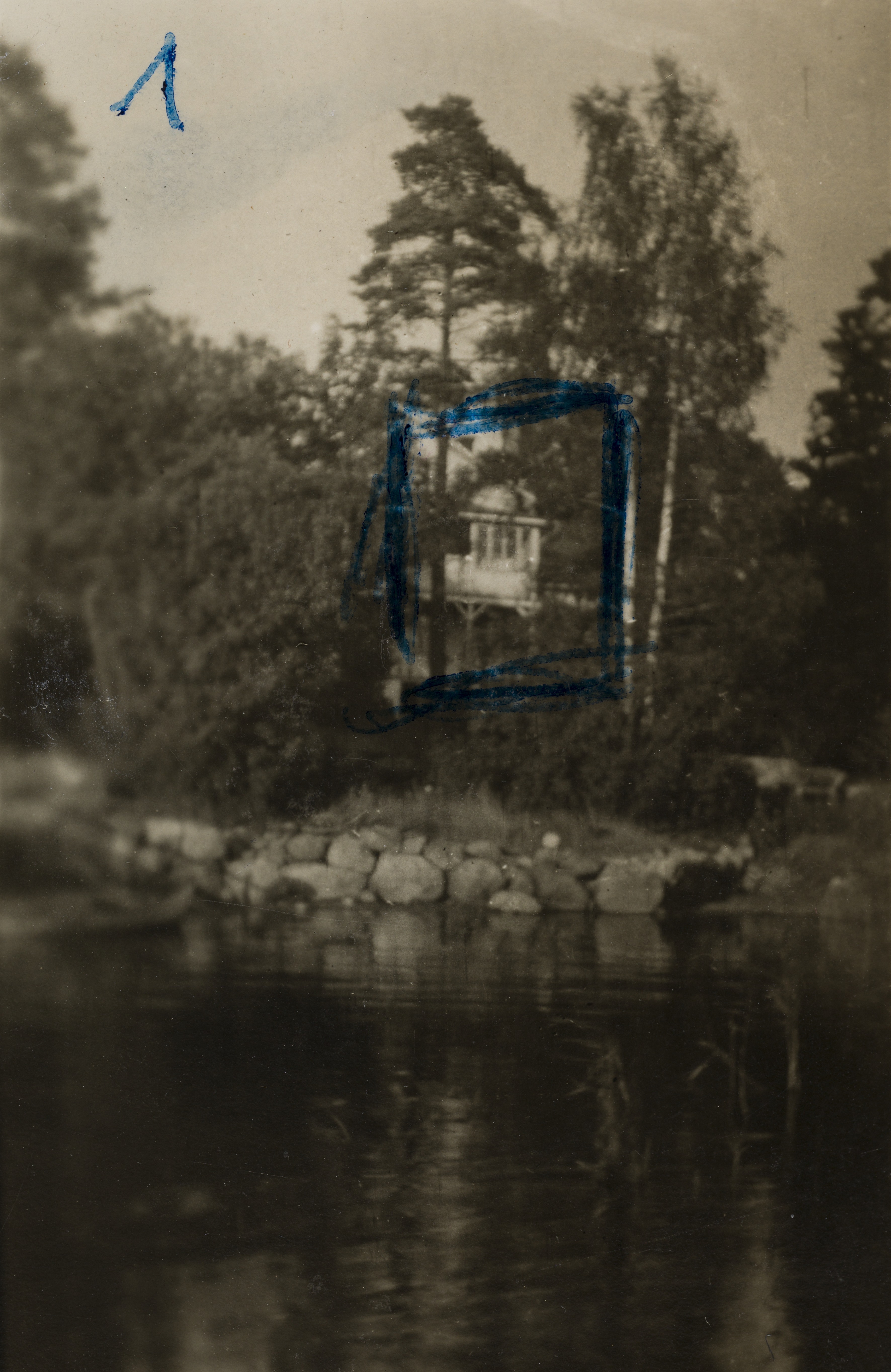 Villa Miramar kuvattuna rannan suunnasta. 1800-luvun lopulla rakennettu Miramar oli osa Töölön huvila-aluetta. Huvila sijaitsi nykyisessä Sibeliuksen puistossa lähellä paikkaa, jonne myöhemmin rakennettiin Sibelius-monumentti. Kuvassa näkyy luonnonkivistä rakennettu noin metrin veden yläpuolelle kohoava rantamuuri. Huvila paloi pahasti tuhopoltossa joulukuussa 1942.