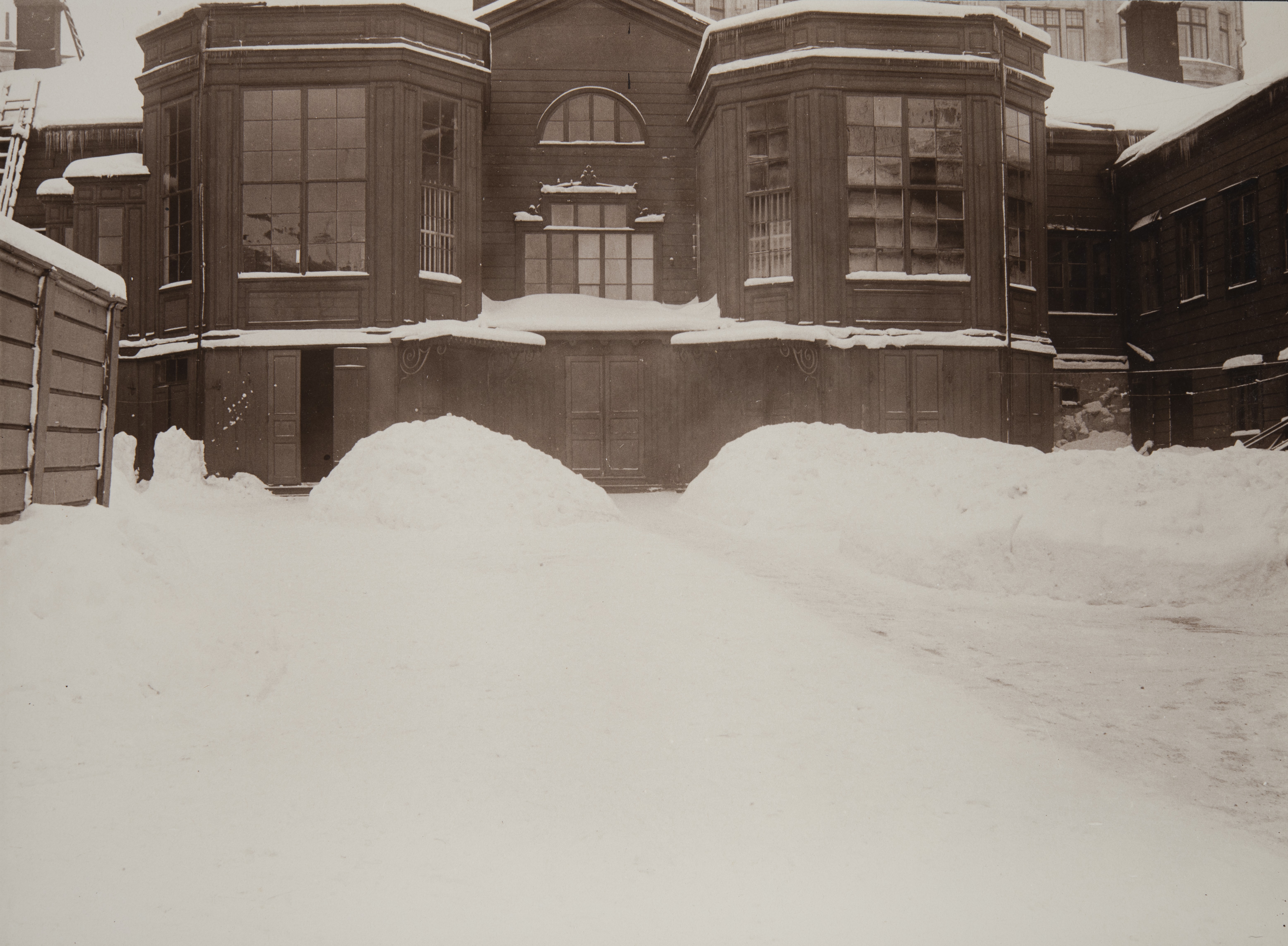 Läntinen Rantakatu 14 (nykyisin Eteläranta) talvisessa kuvassa pihan puolelta.