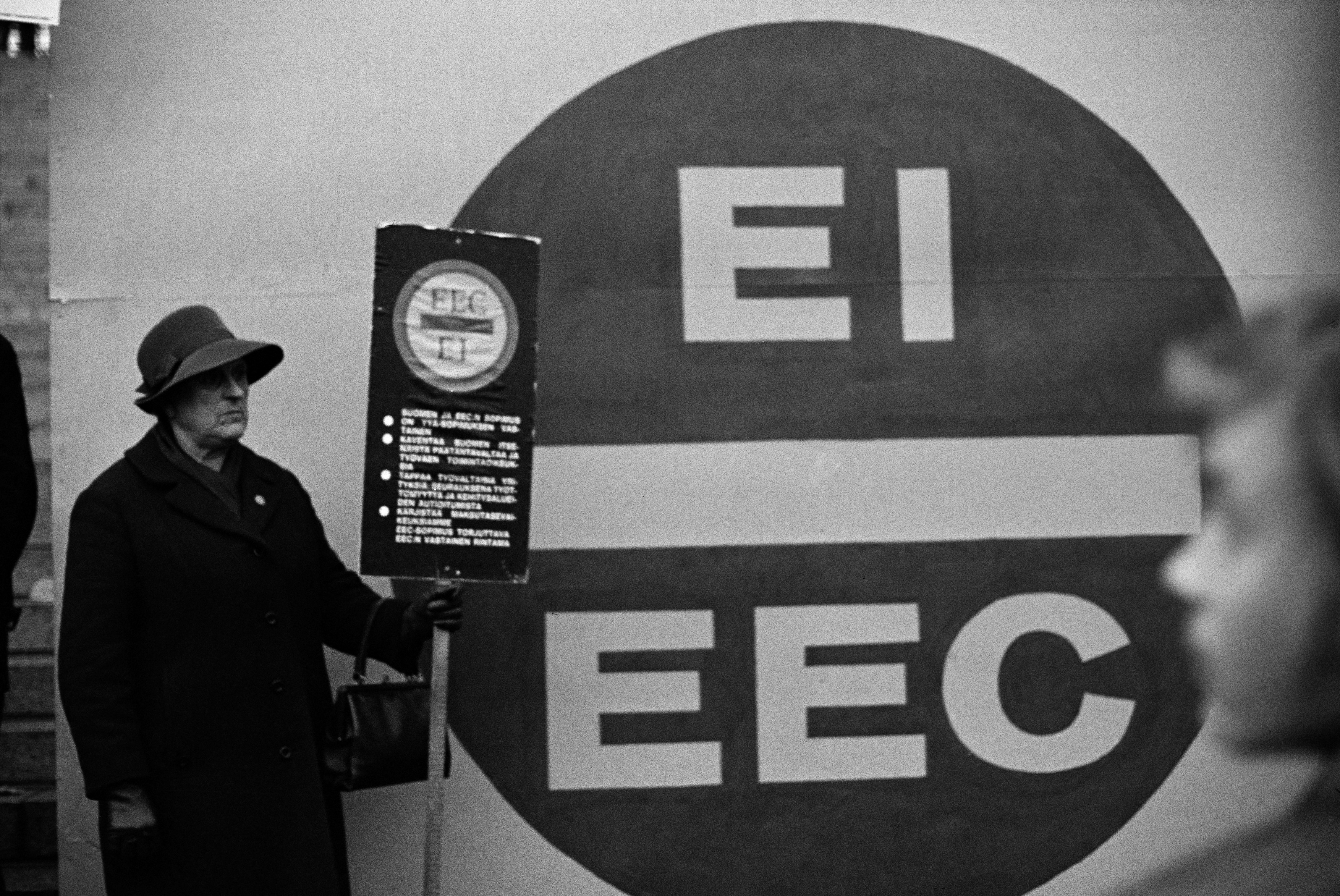 Demonstration against the European Economic Community (EEC) in front of the House of Representatives