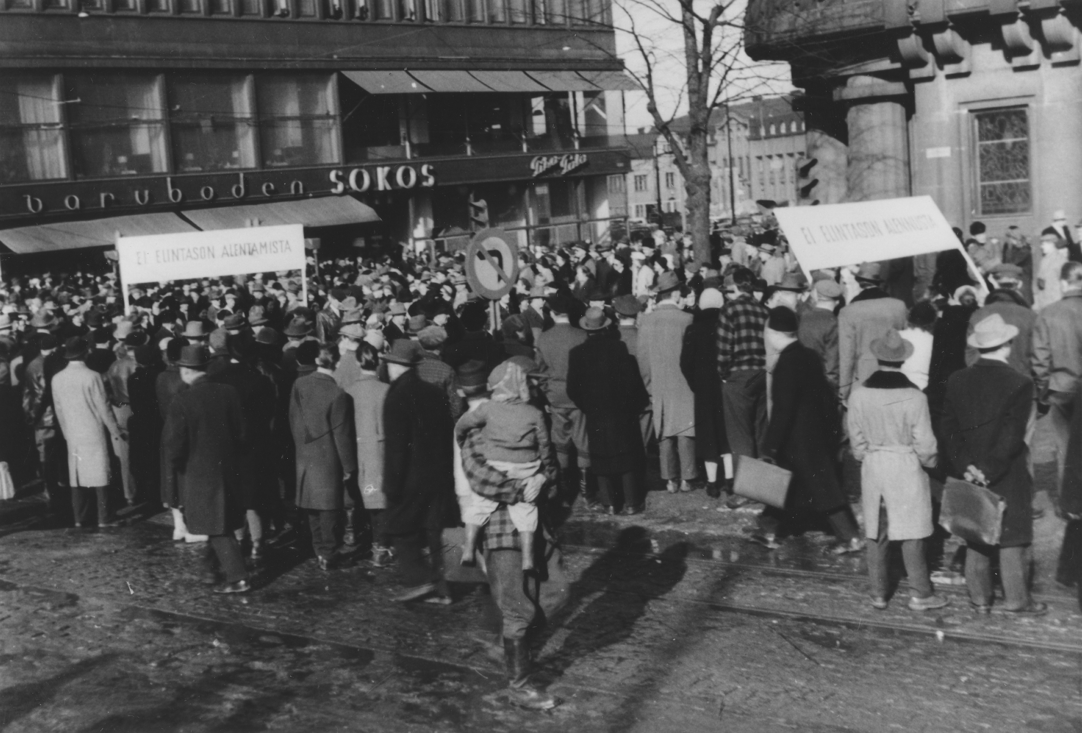 Yleislakko 1956. Mielenosoitus Mannerheimintien ja Kaivokadun kulmassa.