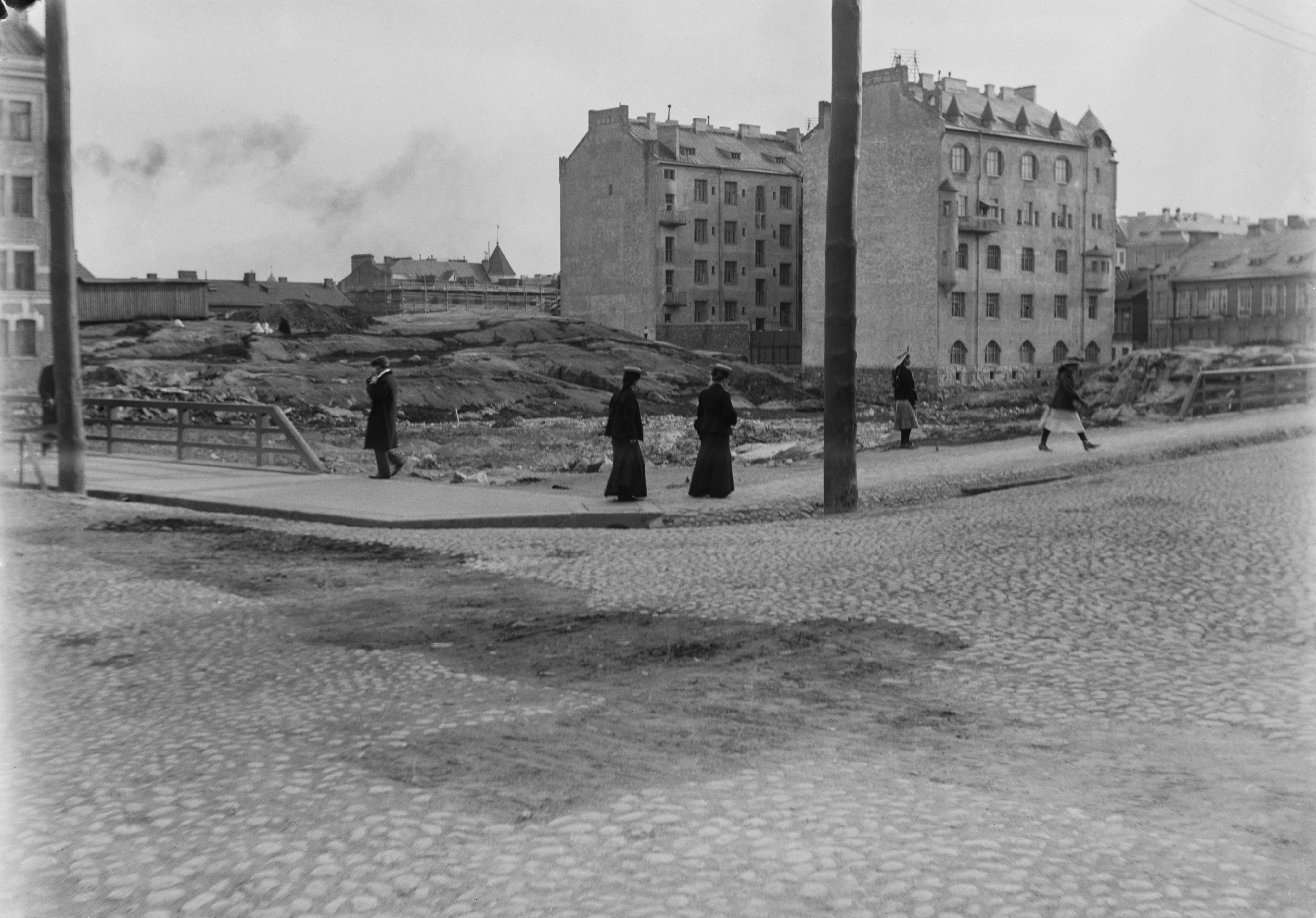 Kapteeninkatu 11 (Schalinin talo) kuvattuna Vuorimiehenpuistikon suunnalta. Taustalla Tehtaankatu 9, pihan puolelta kuvattuna.