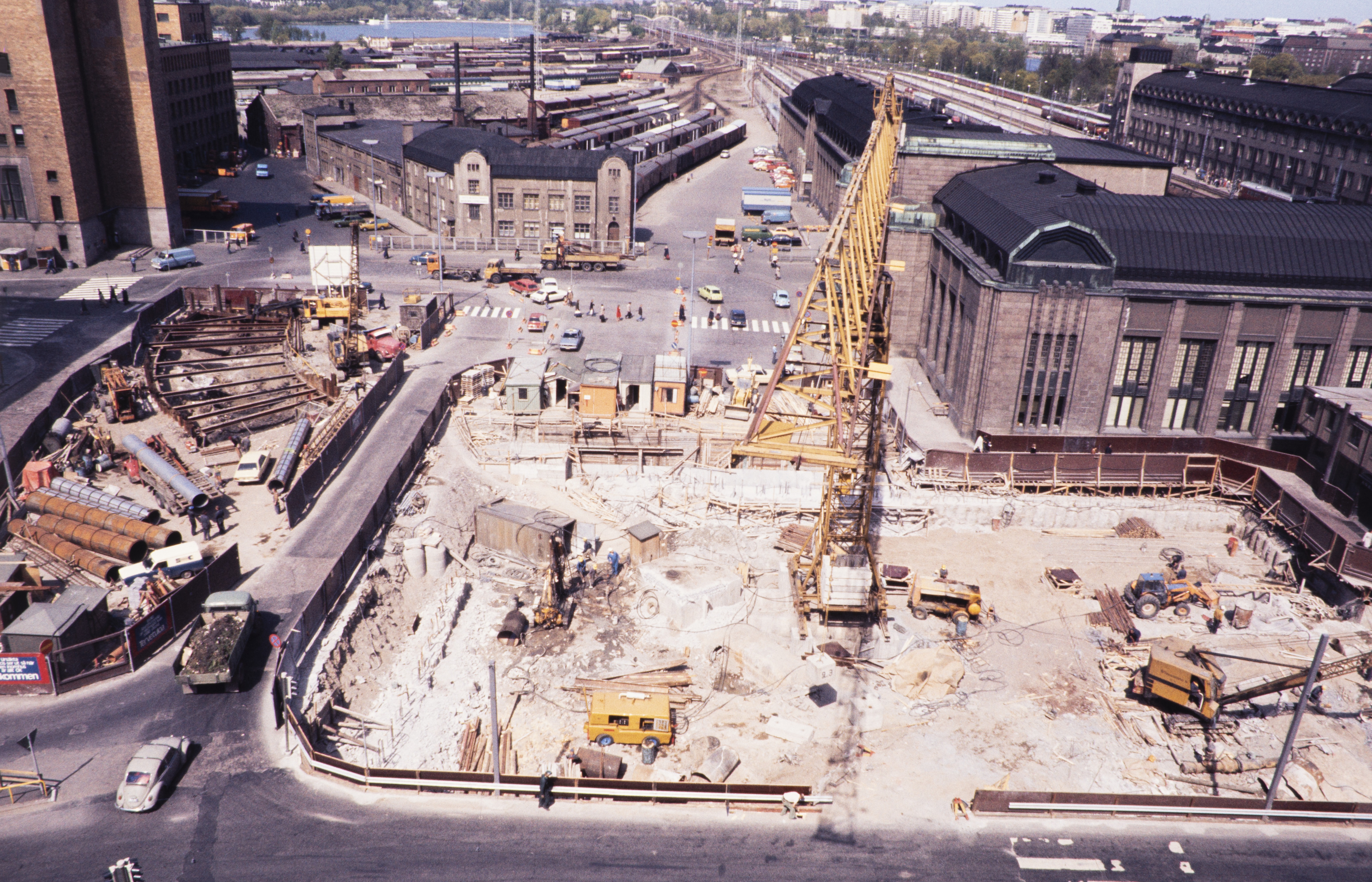 Kaivokadun metroaseman rakentaminen. Näkymä Kaivotalosta kohti Asema-aukiota, jossa on Helsingin metron rakennustyömaa.