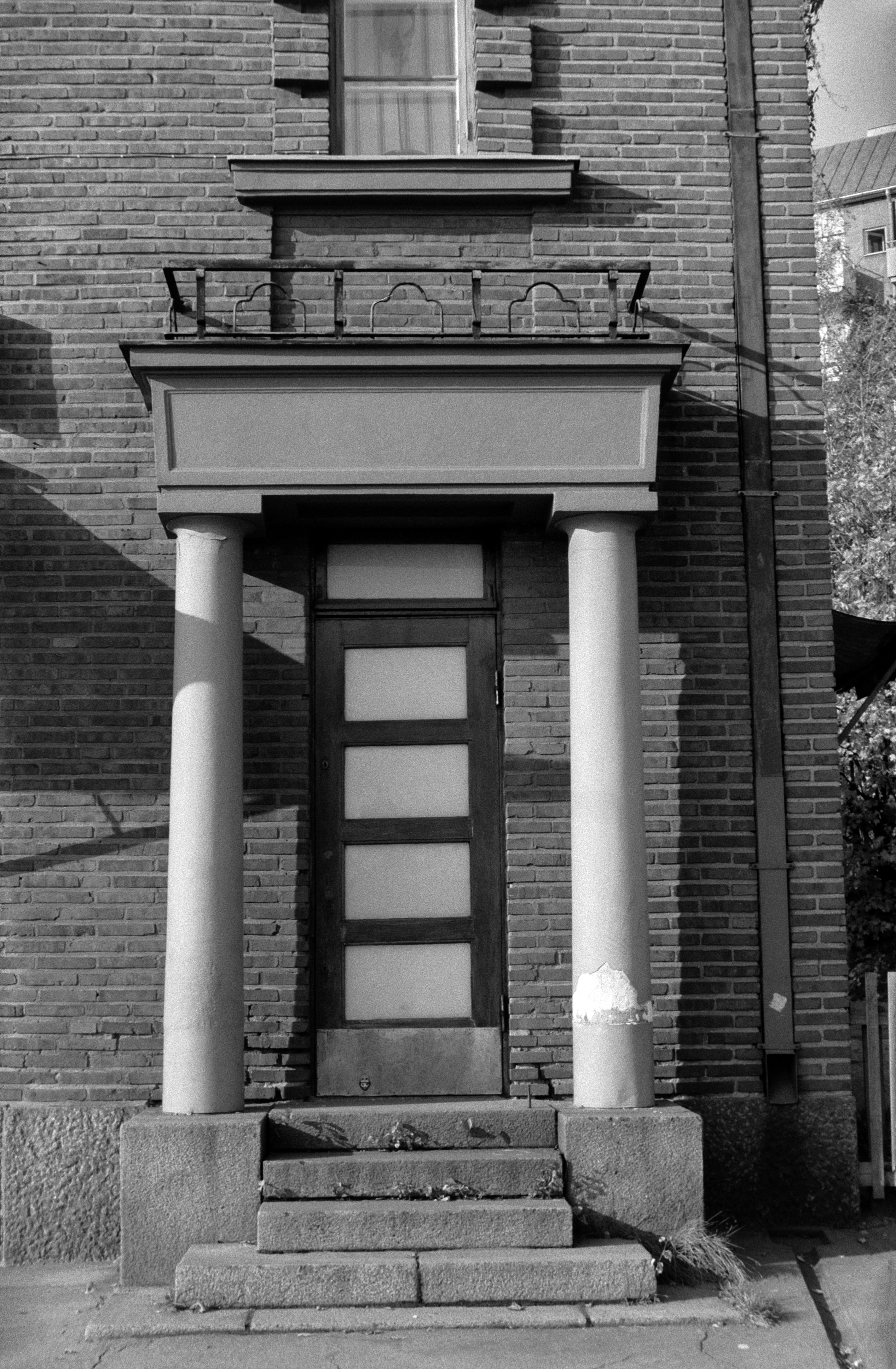 Kauppalantie 2. Elannon rakennus Etelä-Haagassa. Portaali. Kuvannut Jarno Peltonen vuonna 1974.