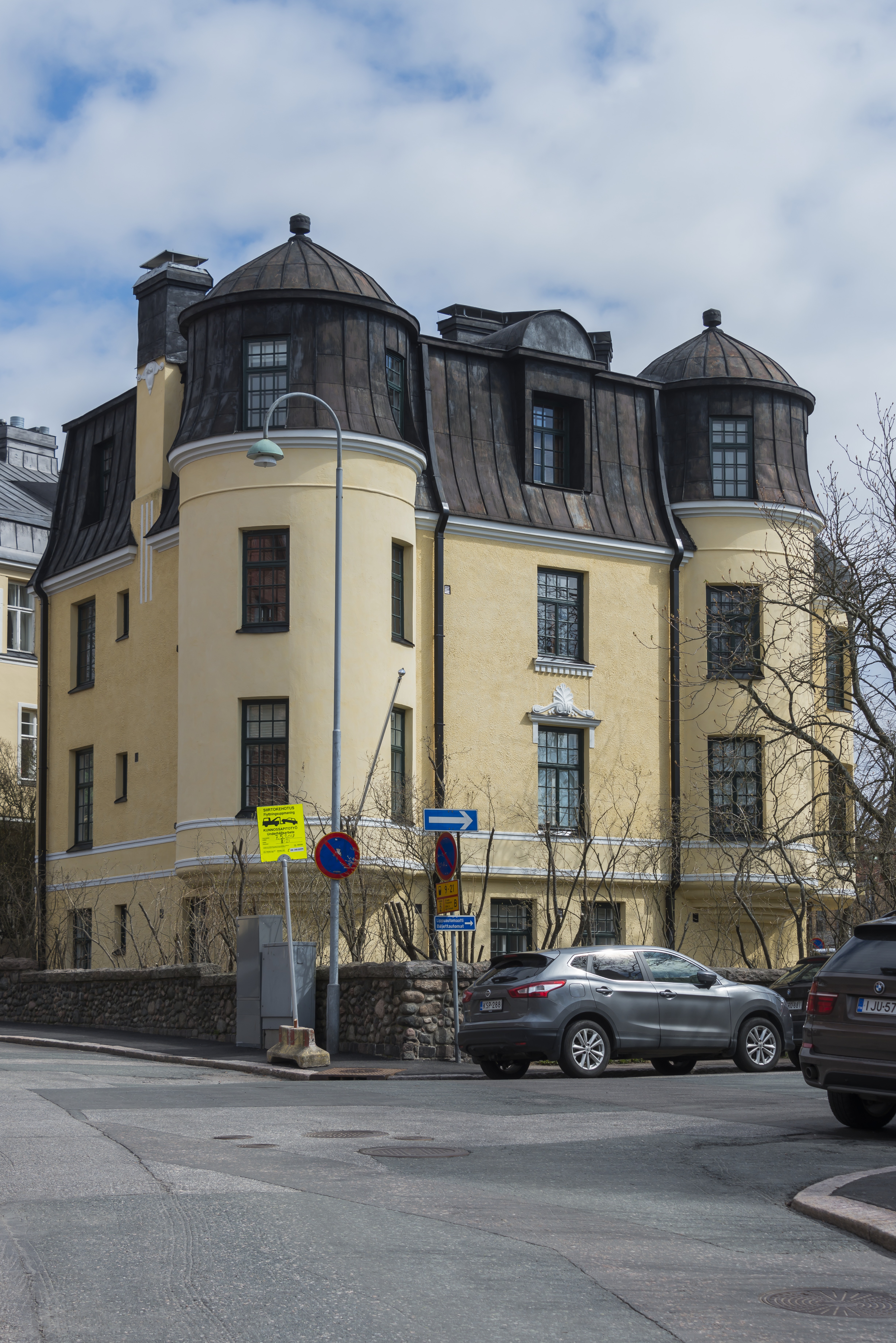 Armfeltintie 3 - Juhani Ahon tie 5. John Settergrenin ja Leuto A. Pajusen suunnittelema rakennus vuodelta 1911.