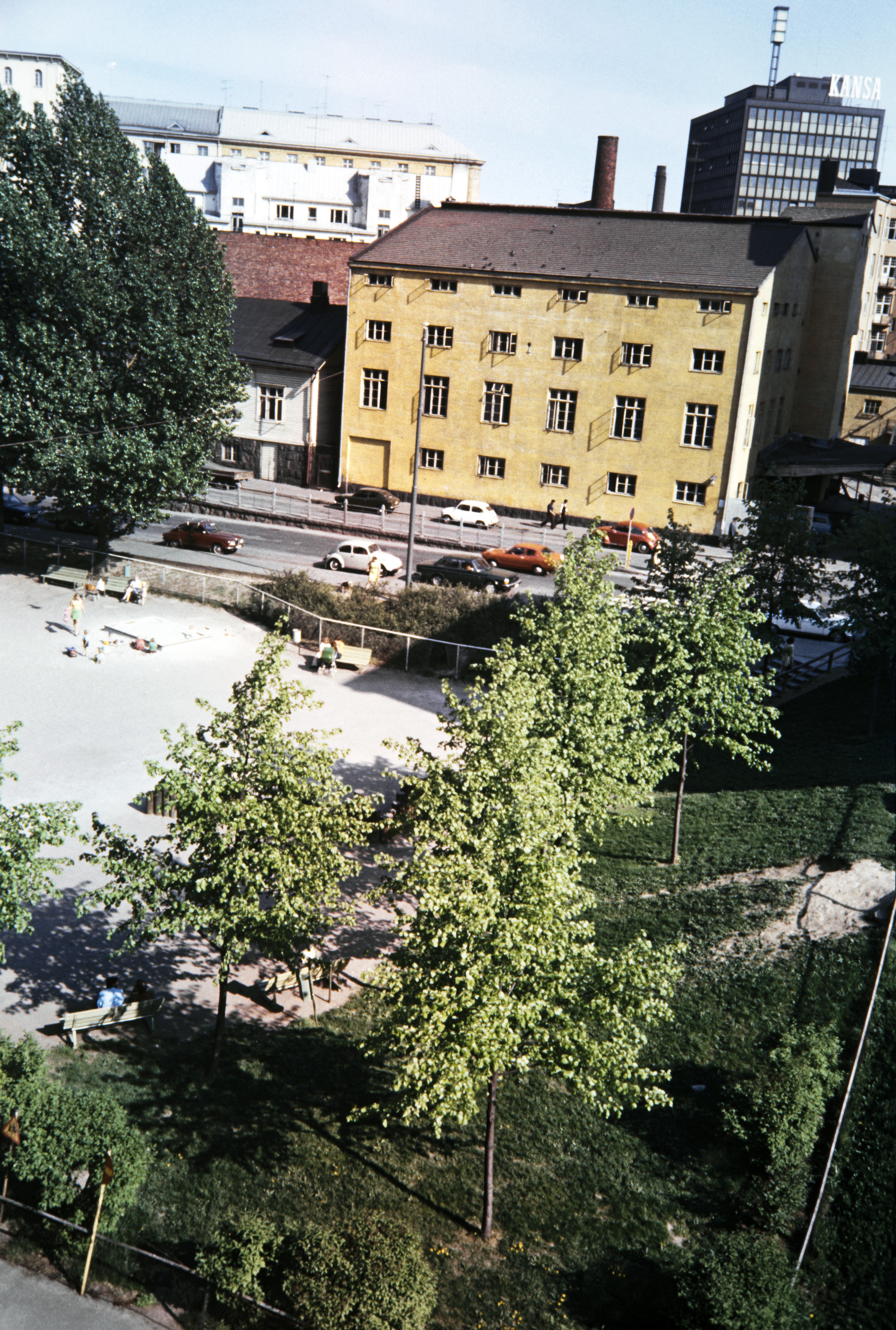 Näkymä ikkunasta pihalle Vallilassa, Aleksis Kiven katu 4.