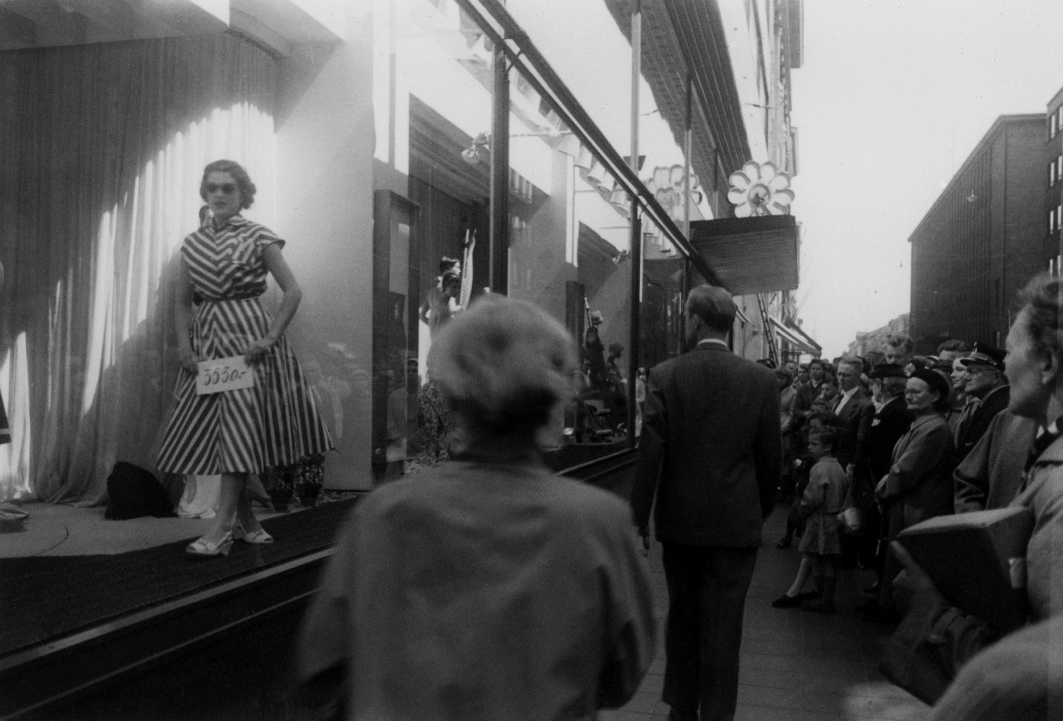 Jalankulkijoita Aleksanterinkadulla Elannon tavaratalon edustalla ilmeisesti 1956, näyteikkunassa mannekiini.