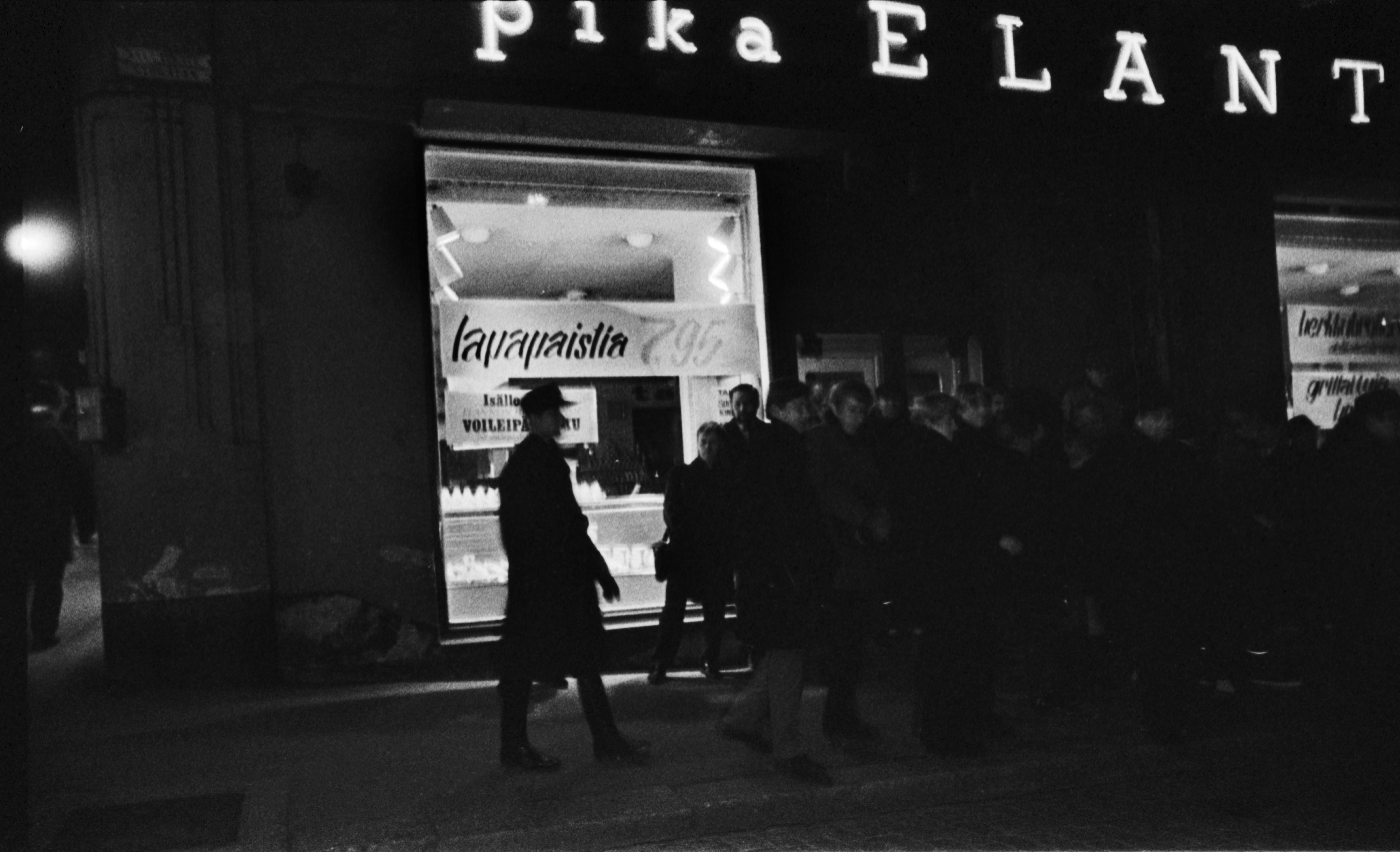 The Customer Cover 7. Police supervised the demonstration at the Kluuvikadu Hallitus Street (nick. In the corner of the Yliopiston Street, cinema Theatre Aloha is on fire in front of the quick ELANTO movement