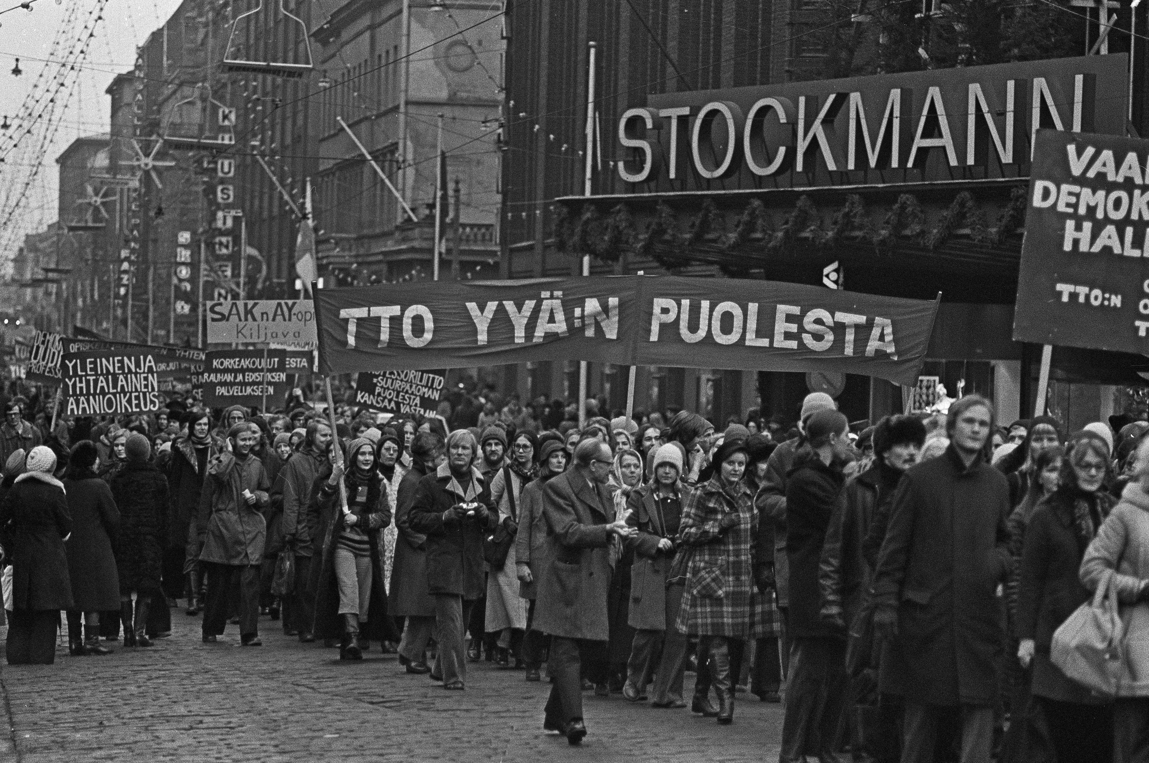 Mielenosoitus, jolla opiskelijaliike vaati yleistä ja yhtäläistä äänioikeutta (yyä) yliopistojen ja korkeakoulujen hallintoelinten valintaperusteeksi. Mielenosoittajien kulkue Stockmannin tavaratalon edustalla Aleksanterinkadulla.