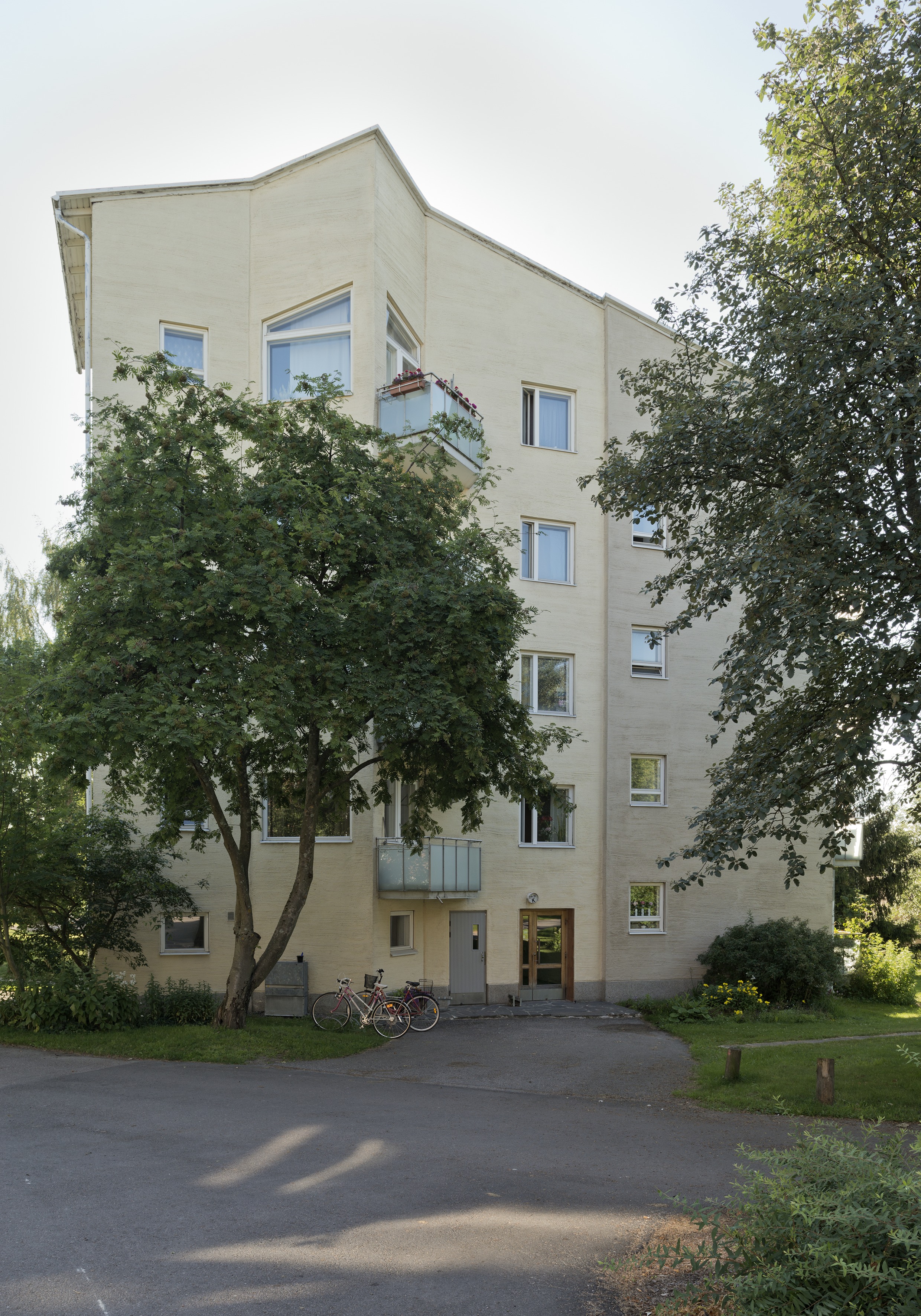 1950 -luvun lähiöarkkitehtuuria Maunulan Sahanmäessä, Rajametsäntie 29 - 31. Hilding Ekelundin suunnittelema Sahanmäki on maisemallisesti ja rakennustaiteellisesti merkittävä kokonaisuus.