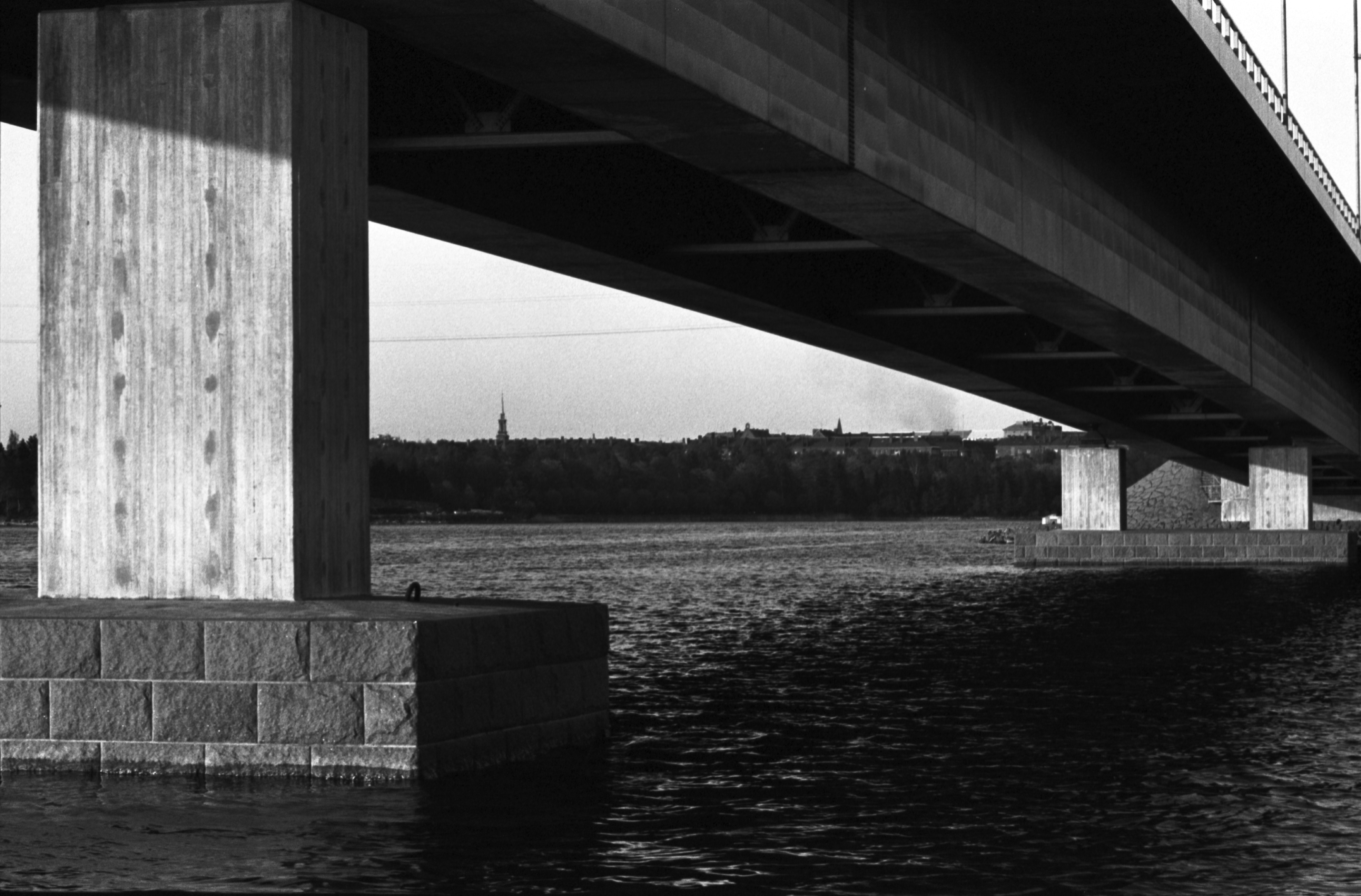 Lauttasaarensalmi. Näkymä veneestä Lapinlahden sillan alta Hietaniemen hautausmaan suuntaan.