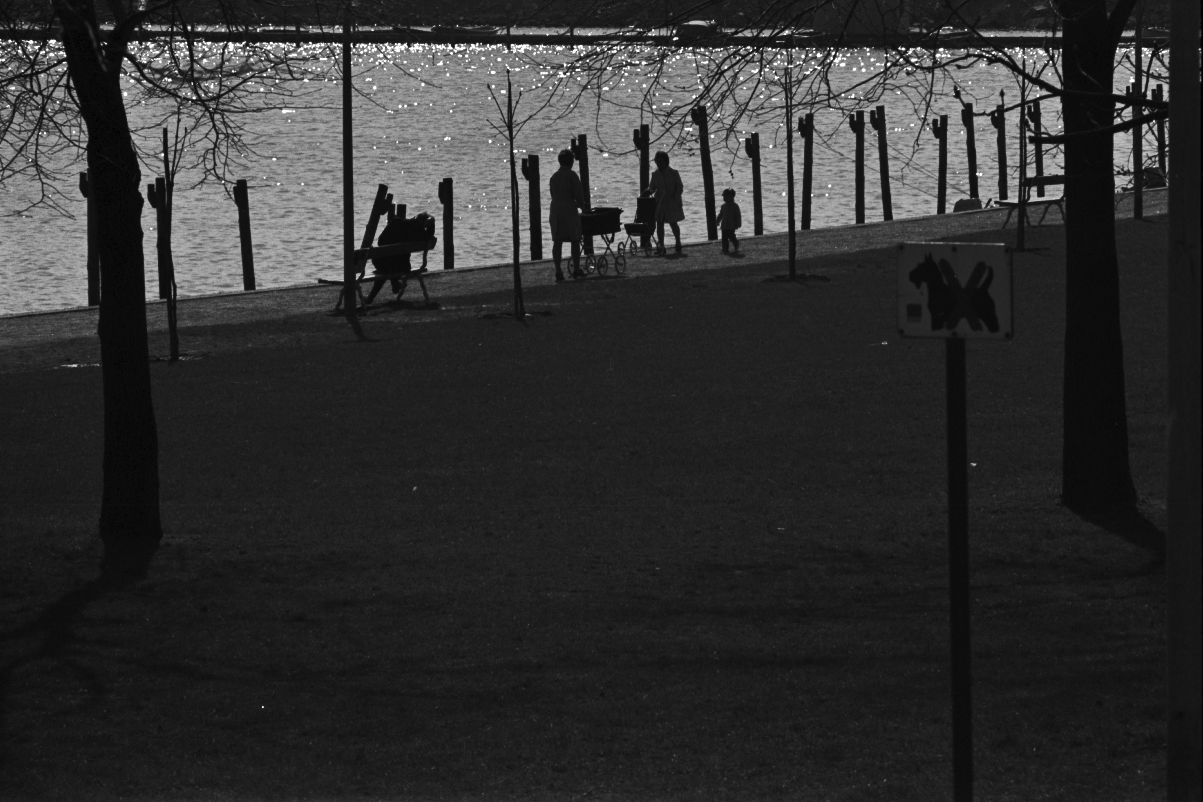 Tokoinranta. Ihmisiä kävelyllä kevätauringossa Tokoinrannassa Eläintarhanlahden rannalla.
