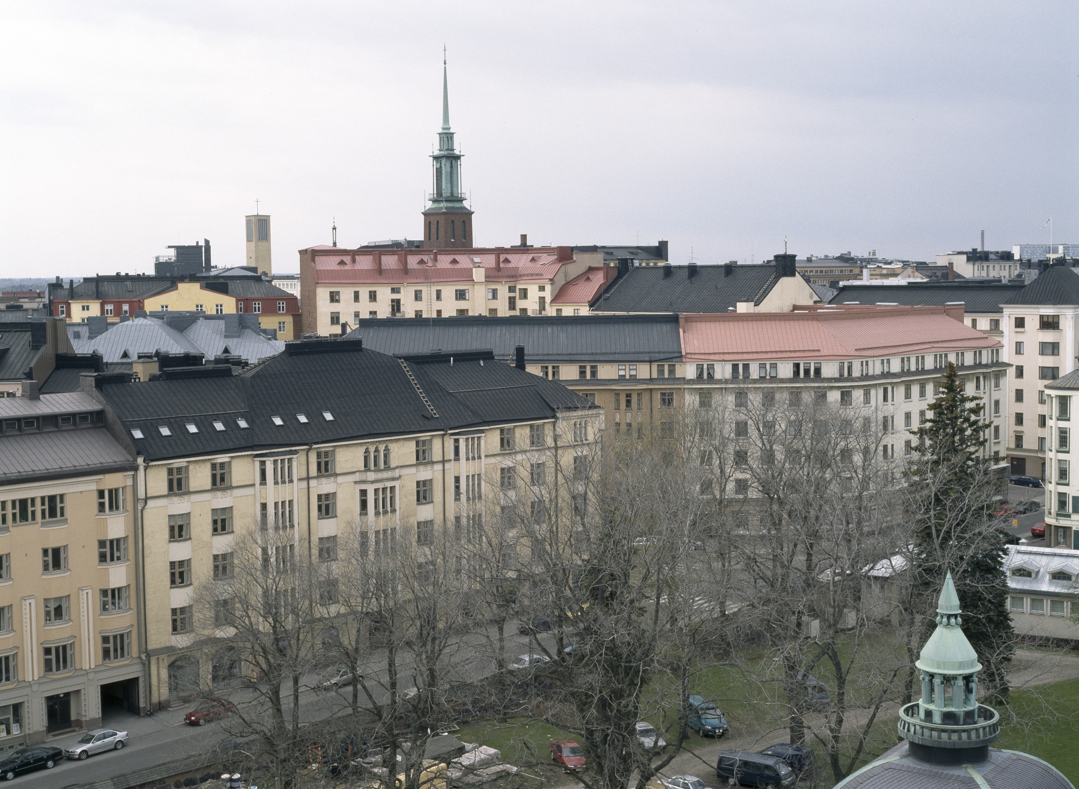 Näkymä Kansallismuseon tornista luoteeseen. Etualalla Töölönkatu 6, 8, 10, 12,  taustalla Kristuksenkirkon torni.