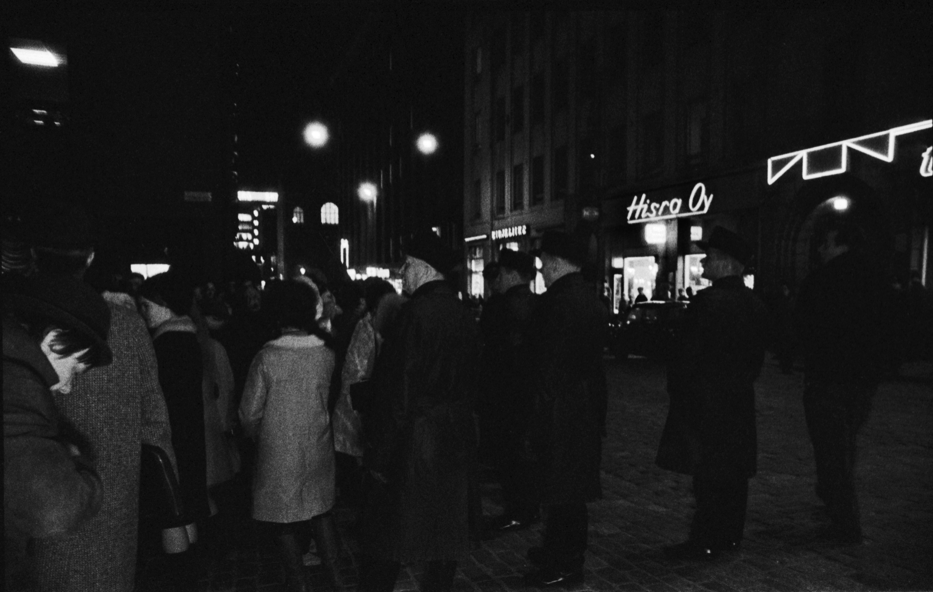 Yliopistonkatu 5. Police officers supervising the demonstration at the Hallitus Street (one. At the corner of the Kluuvikadu, the cinema is located next to Aloha, led by Ray Kellogg and John Wayne, at the first evening of the film Green Barets, which loved the Vietnam War in the autumn of 1968.
