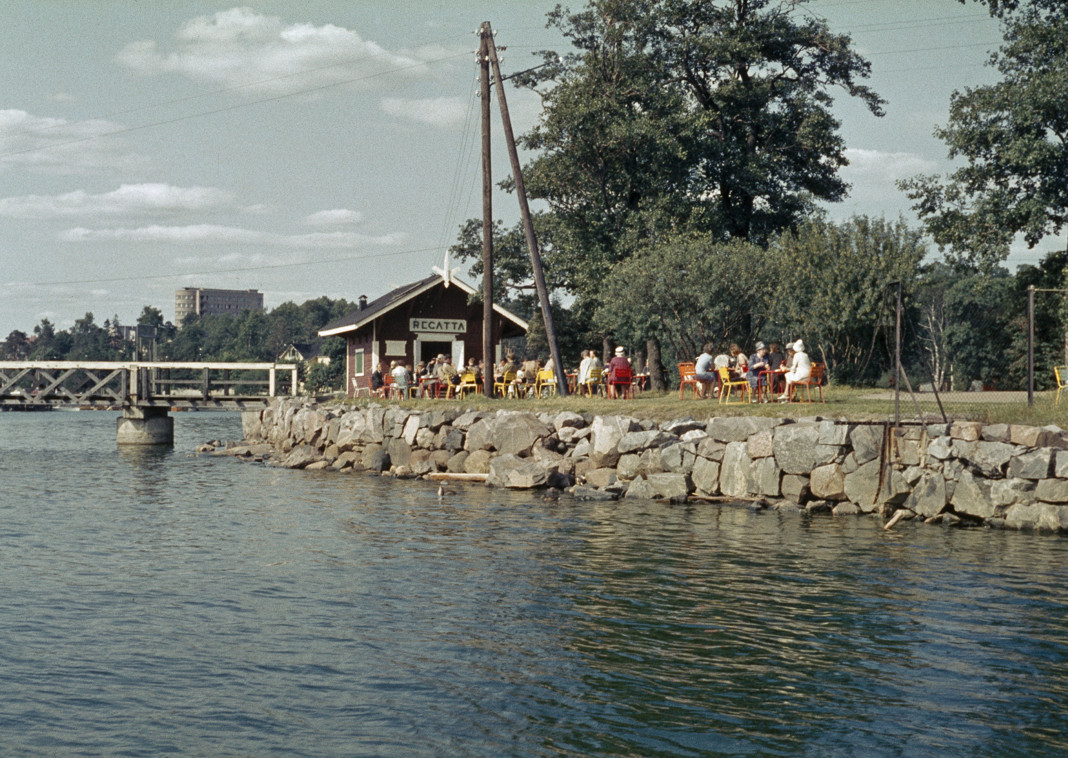Kahvila Regatta. Humalluodoilla, Rajasaaren sillan kupeessa.