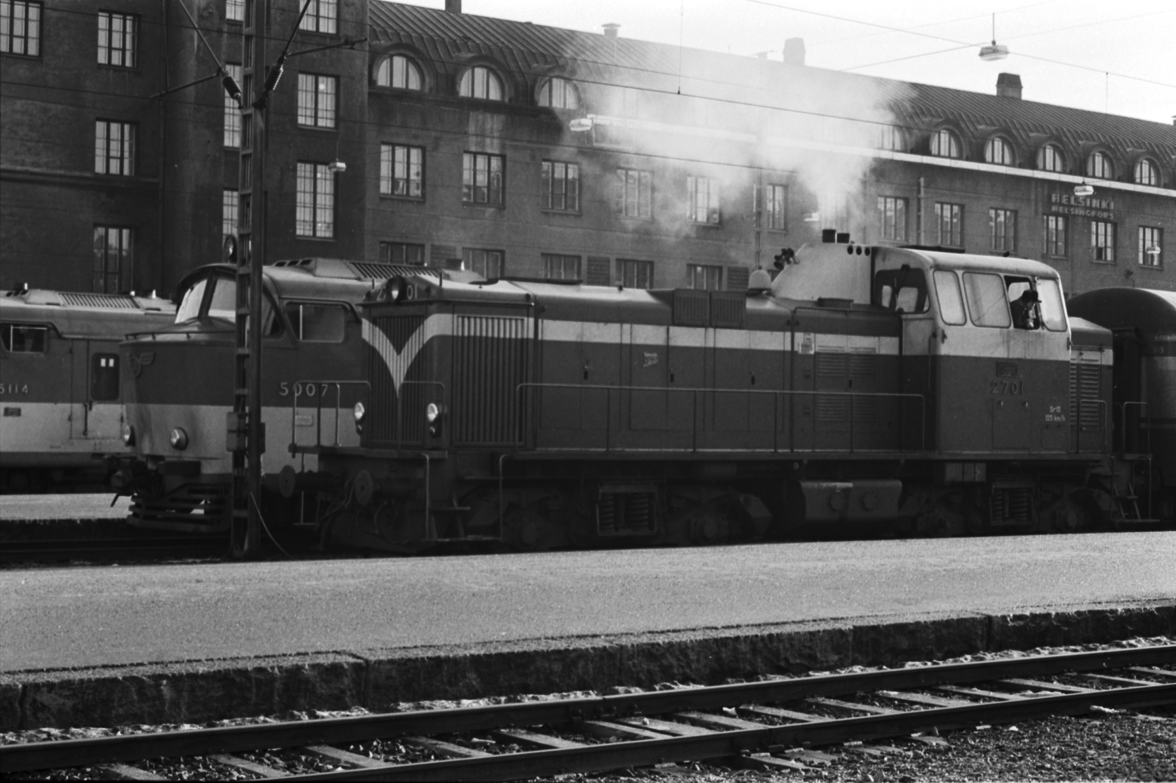 Helsingin rautatieasema. Juna, jossa Sr12 sarjan dieselveturi 2701 Helsingin rautatieasemalla.