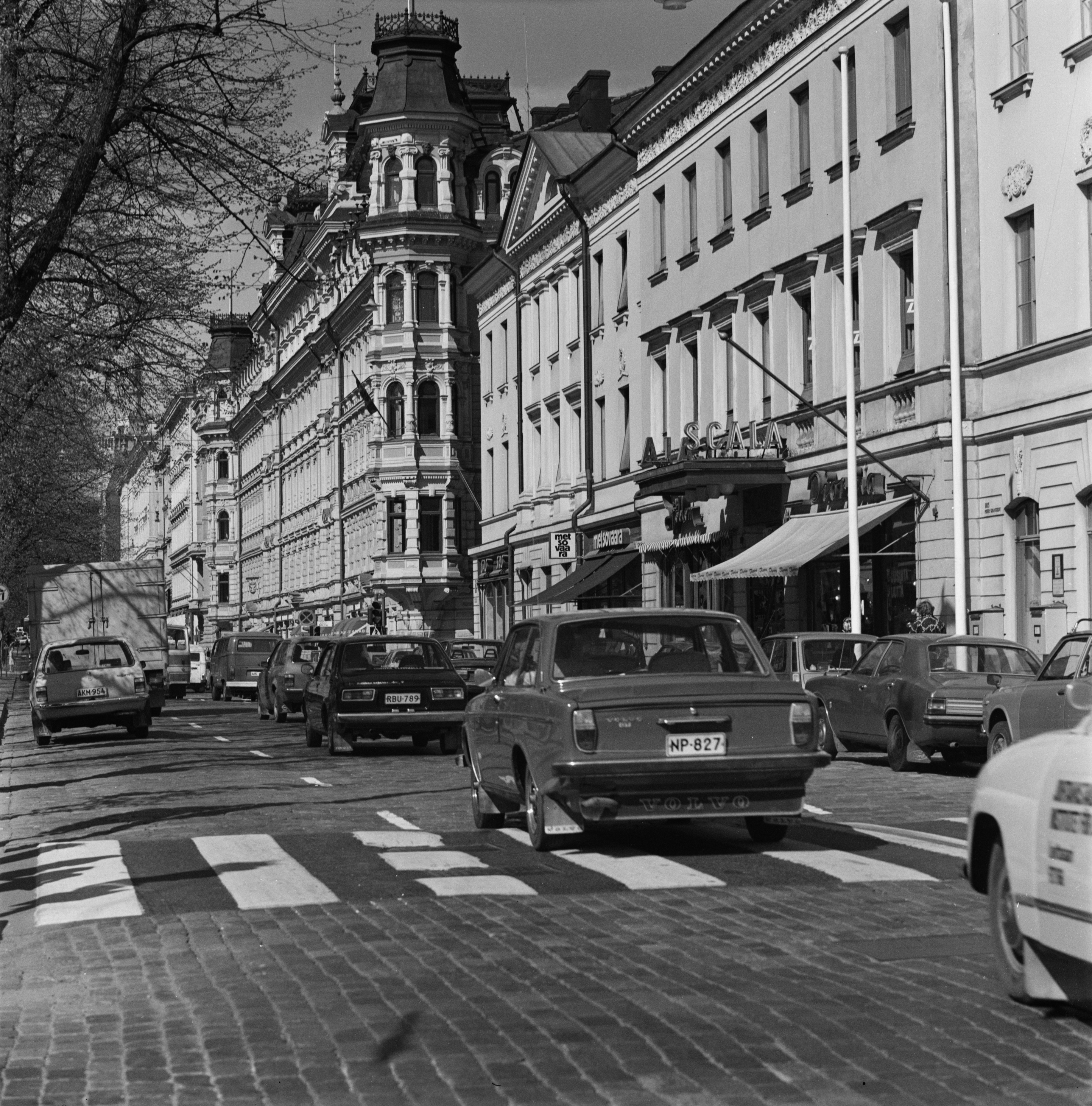 Liikennettä Pohjoisesplanadin ja Unioninkadun kulmassa. Oikealla elokuvateatteri La Scala, Pohjoisesplanadi 21.