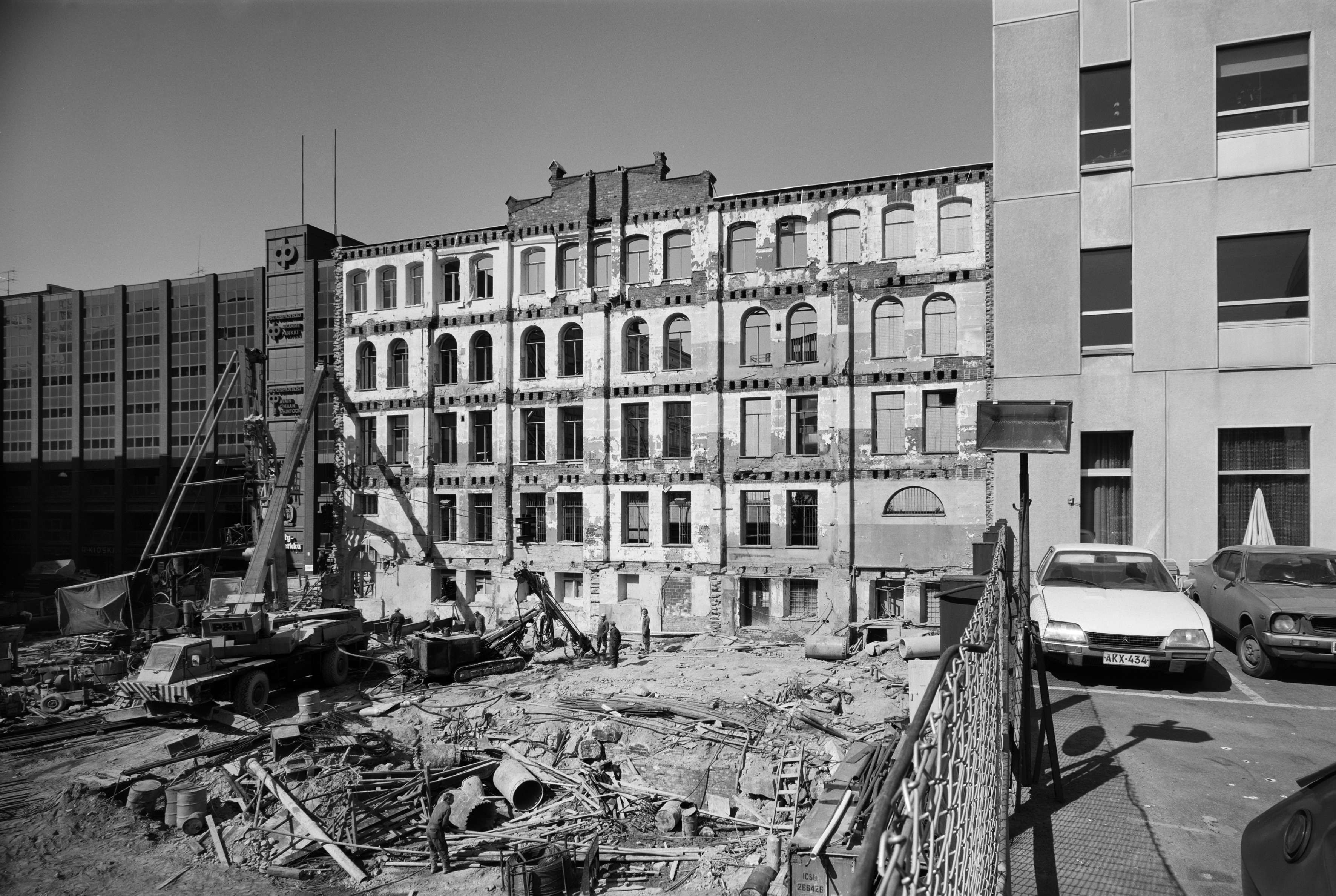 Rakennustyömaa, Hallituskatu 10- Kluuvikatu 5. Säilytettävä julkisivu.