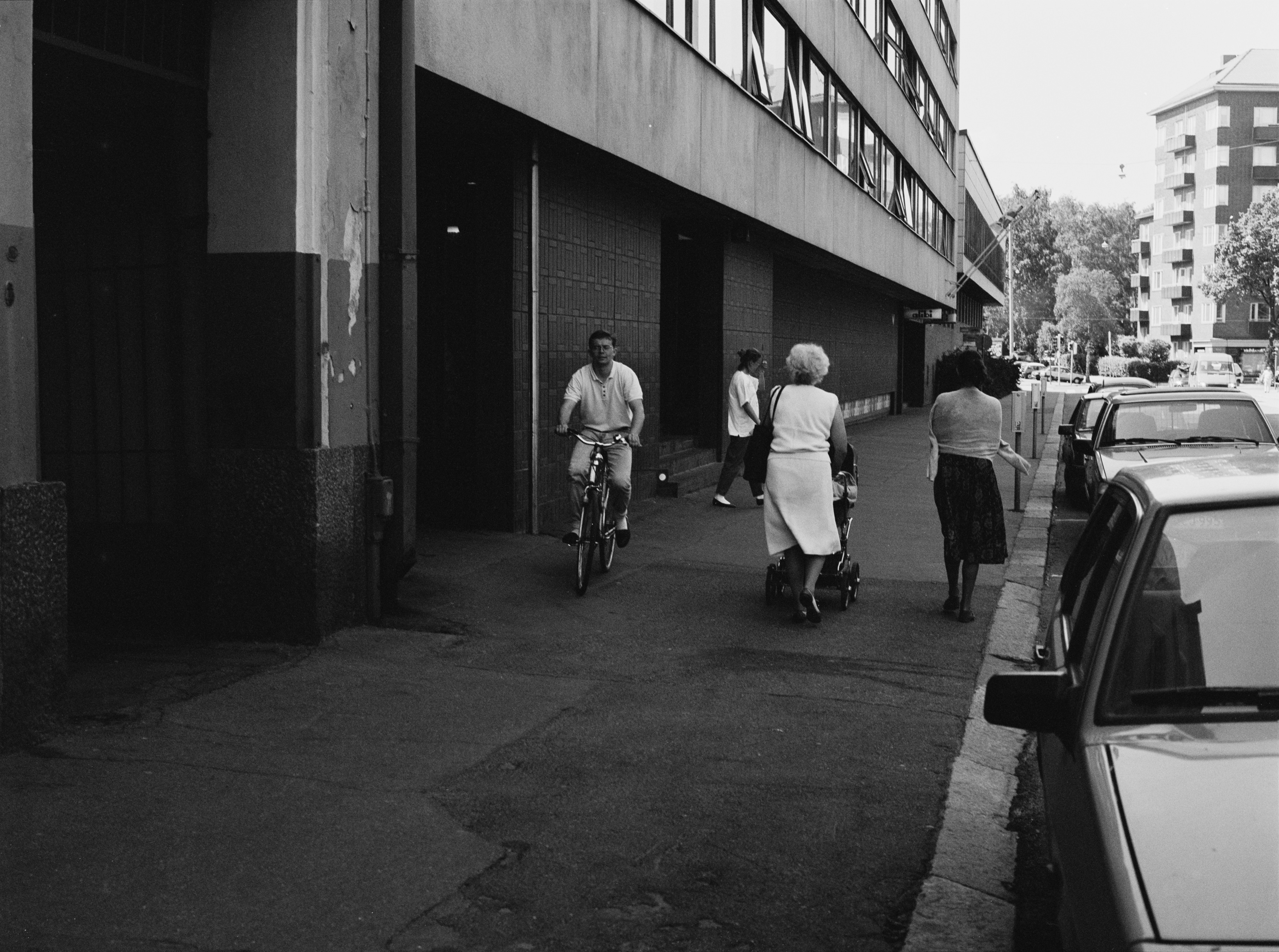 Cyclist on the foot corridor Hietaniemen street.