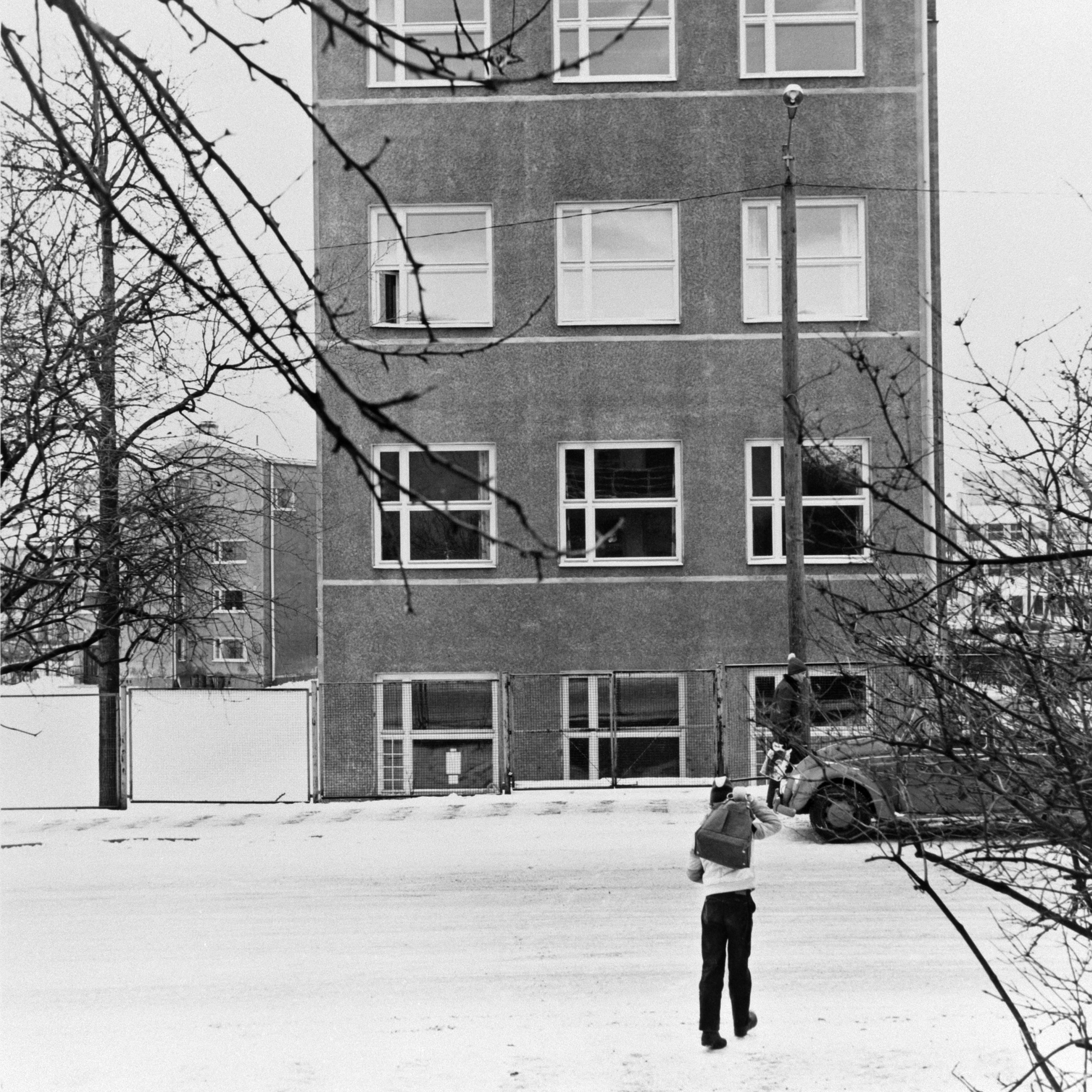 Koulu, Mäkelänkatu 93 Kalervonkadun puolelta.