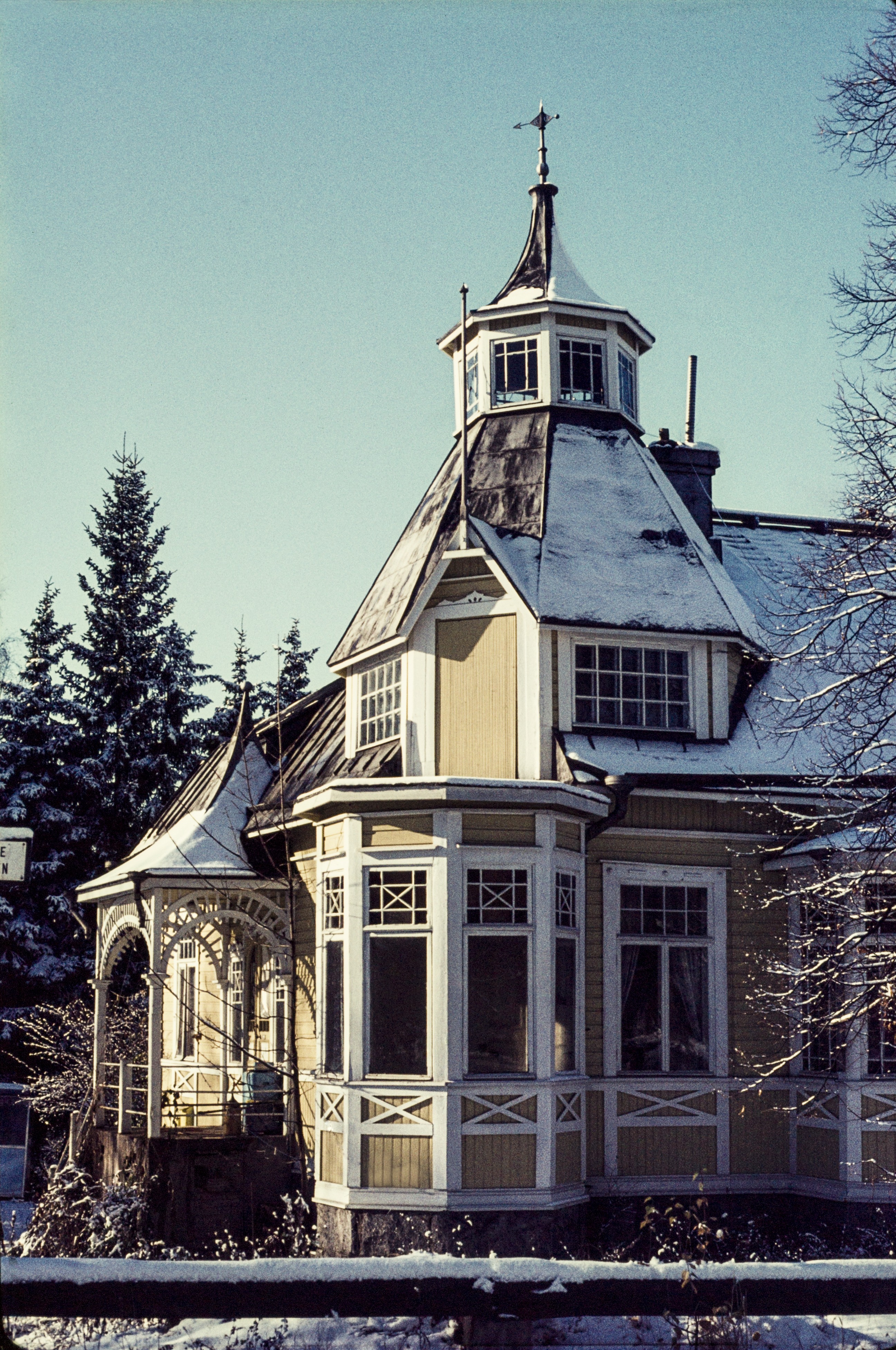 Vanhaa Oulunkylää. Koristeellinen puurakennus. Oulunkylä, Patola. Mikkolantie 2, rakennettu 1902.