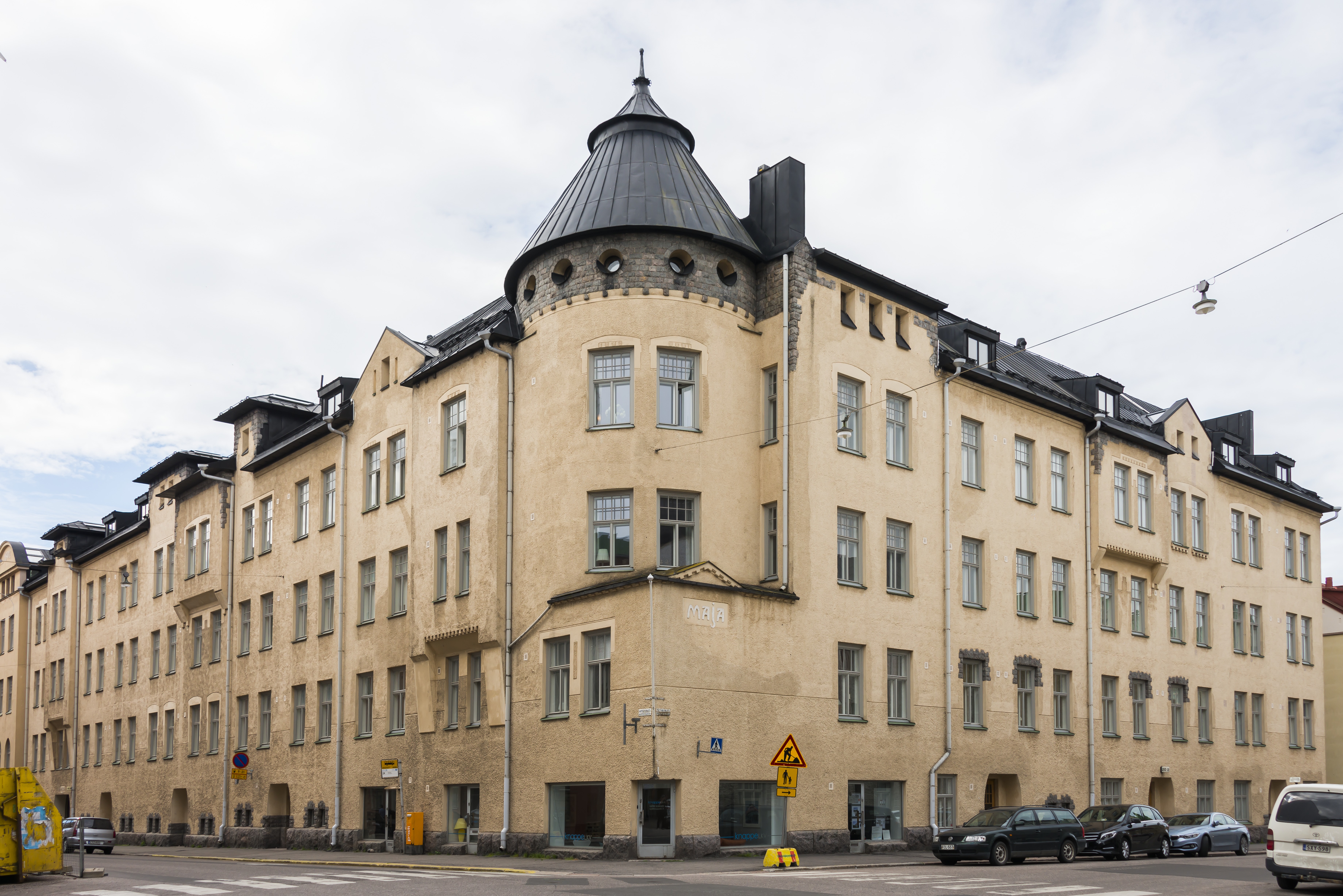 Kapteeninkatu 8-10. Pietarinkatu 20. Pietarinkuja 3. Rakennusmestari Paavo Björkin suunnittelema rakennus "Maja" vuodelta 1903.
