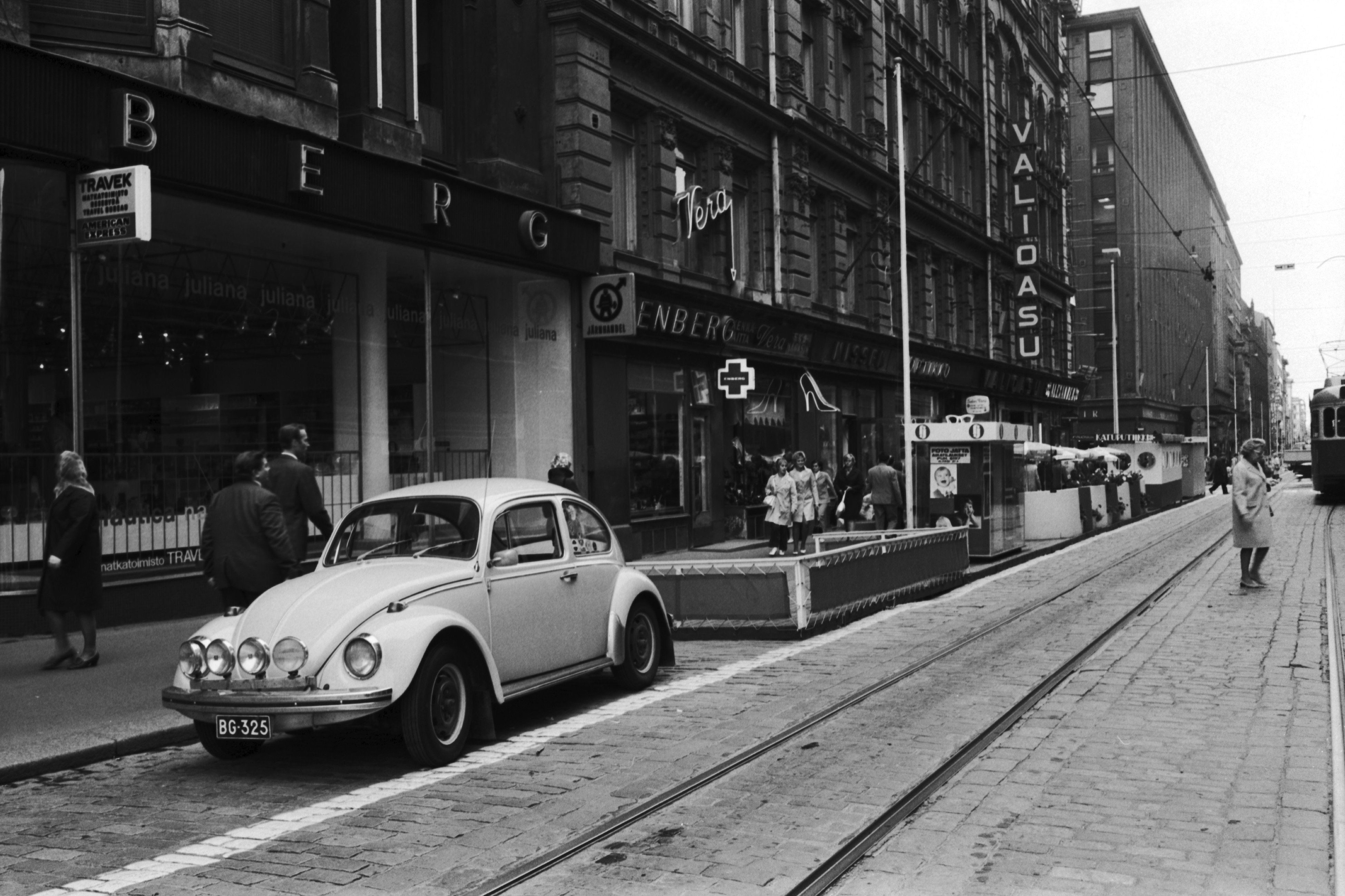 Aleksanterinkatu 21, 19. Näkymä Tallbergintalon edustalta Keskuskadun suuntaan syyskuussa kävelykatukokeilun aikaan. Kadun laidalla autoja, myyntikojuja, katukahviloita ym.