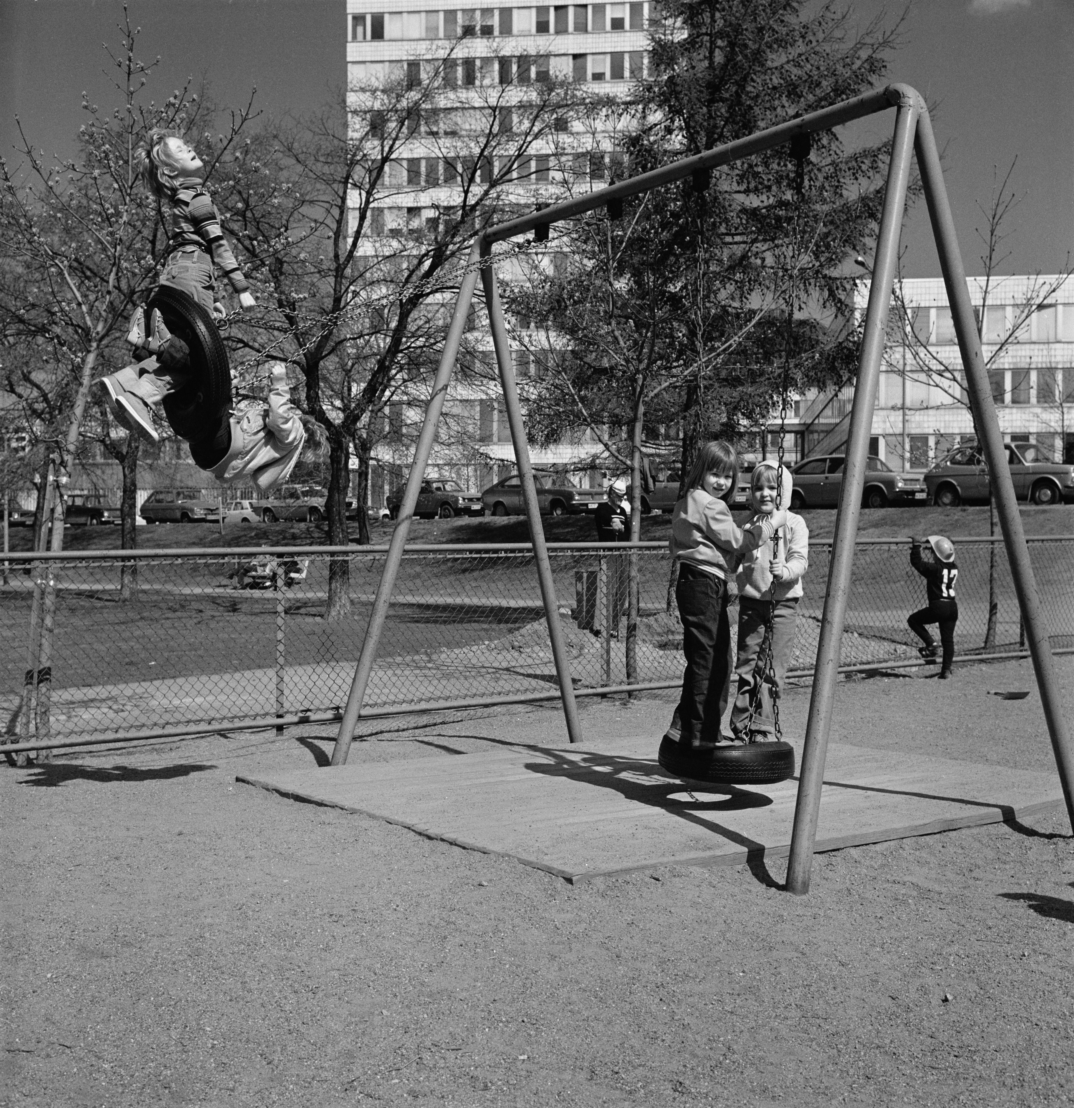 Lapsia leikkikentällä Tokoinrannassa. Taustalla Kallion virastotalo.
