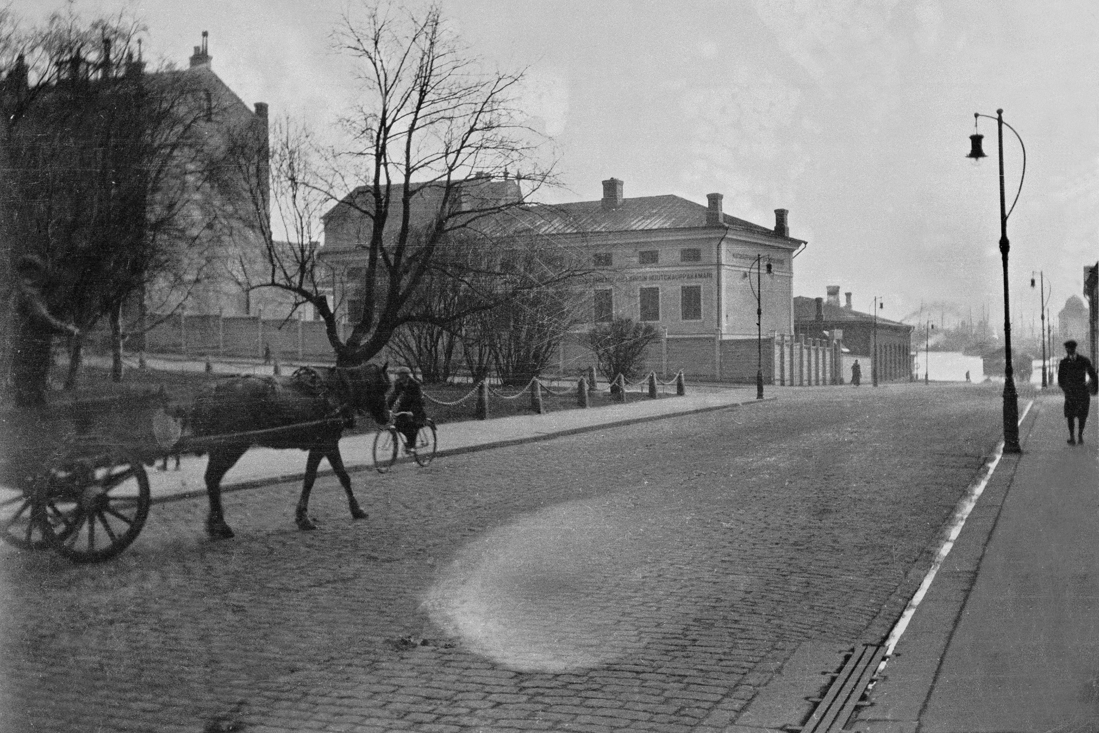 Hevoskärryt Aleksanterinkadulla. Taustalla Aleksanterinkatu 1. - Mariankatu 3. (rakennuksessa on Helsingin huutokauppakamari)