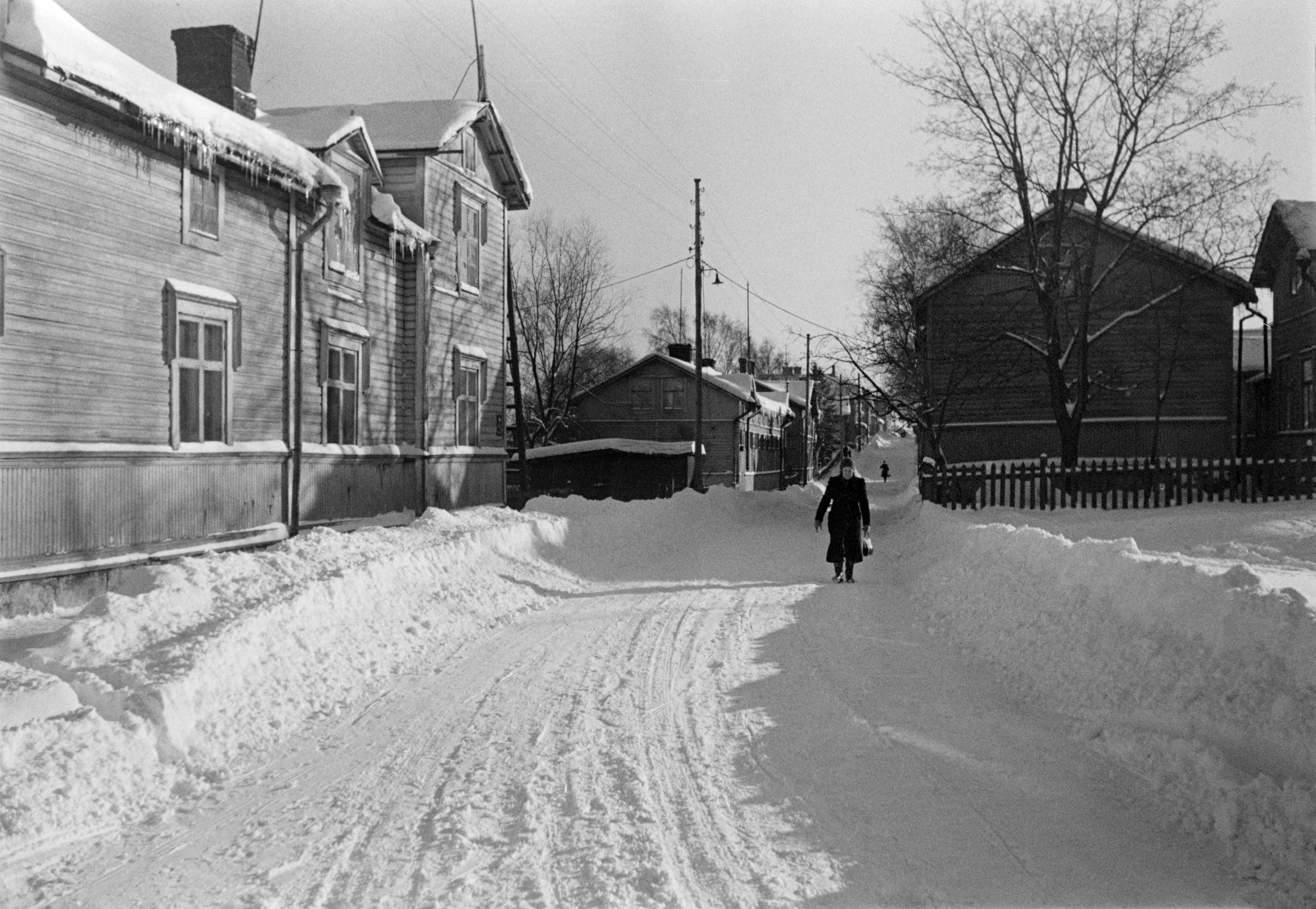 Talvinen näkymä Orioninkadulta Saarenkadun risteyksen kohdilta etelään