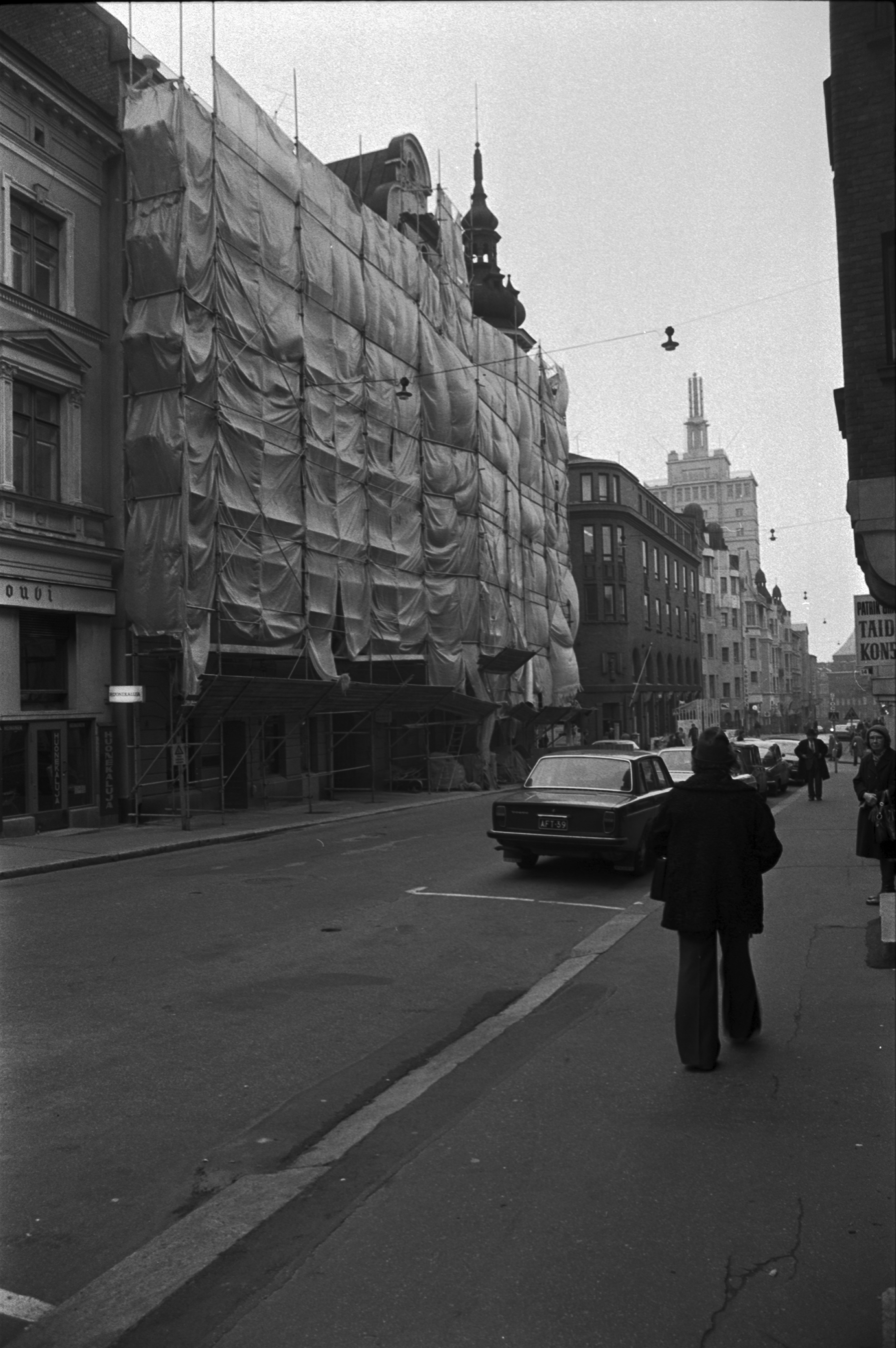 Kalevankatu 15. Näkymä Kalevankadulta luoteeseen Yrjönkadun suuntaan. Vasemmalla remontissa oleva paketoitu talo Kalevankadun ja Annankadun kulmassa.