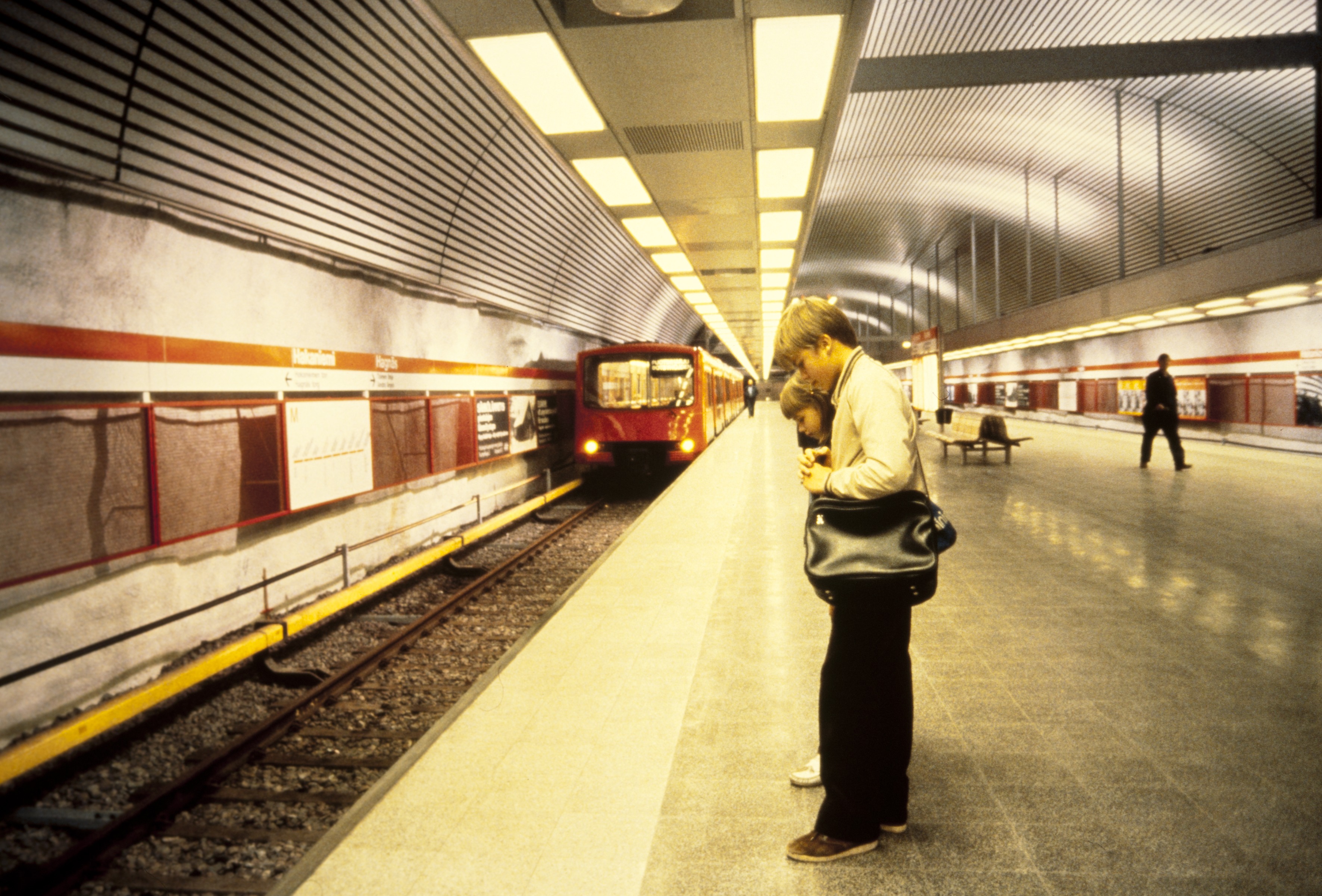 Metrojuna saapumassa Hakaniemen metroasemalla.