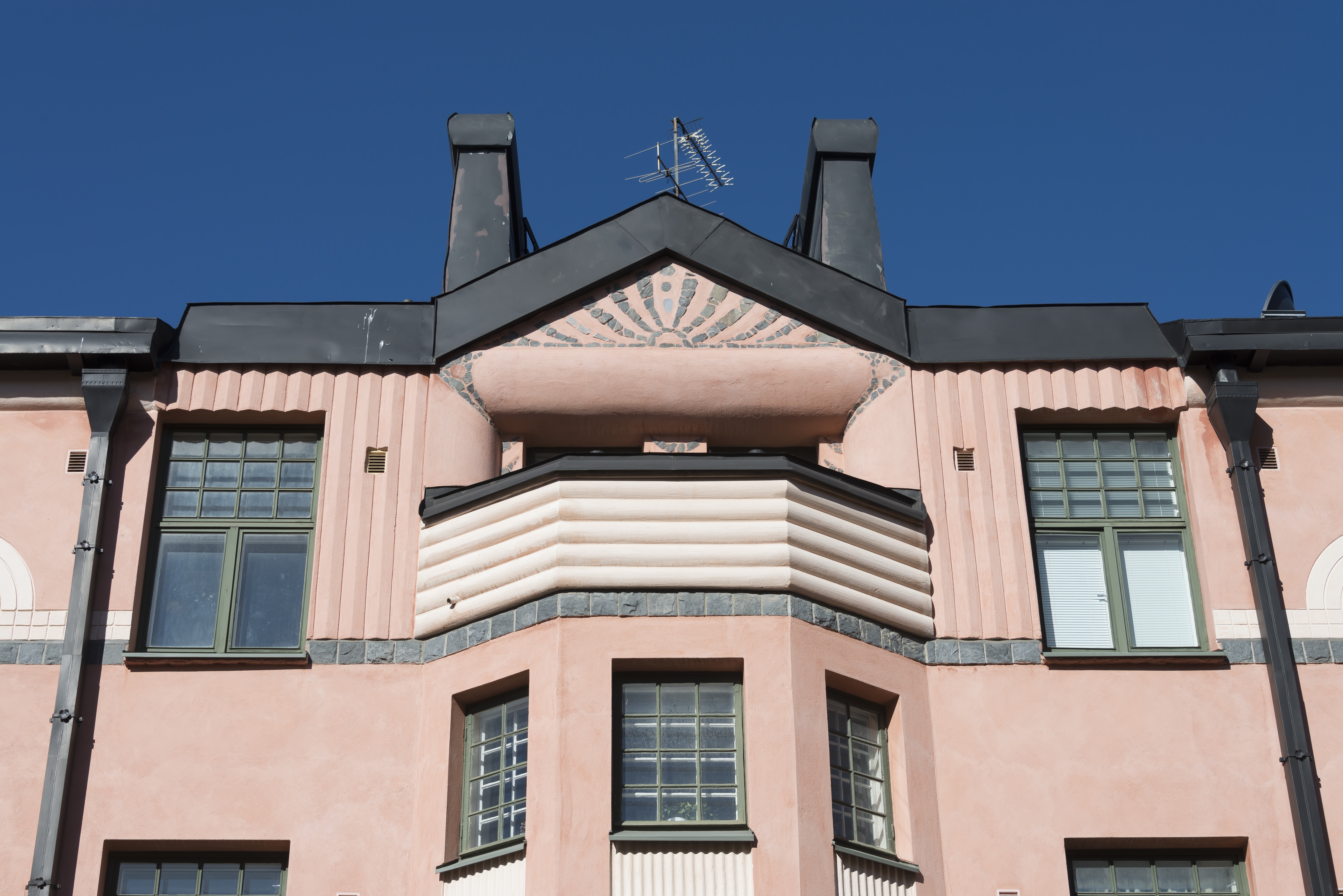 Juho Rinteen suunnittelema "Tenhola" osoitteessa Huvilakatu 24. Rakennusvuosi 1907. Yksityiskohta - erkkeri ja parveke.