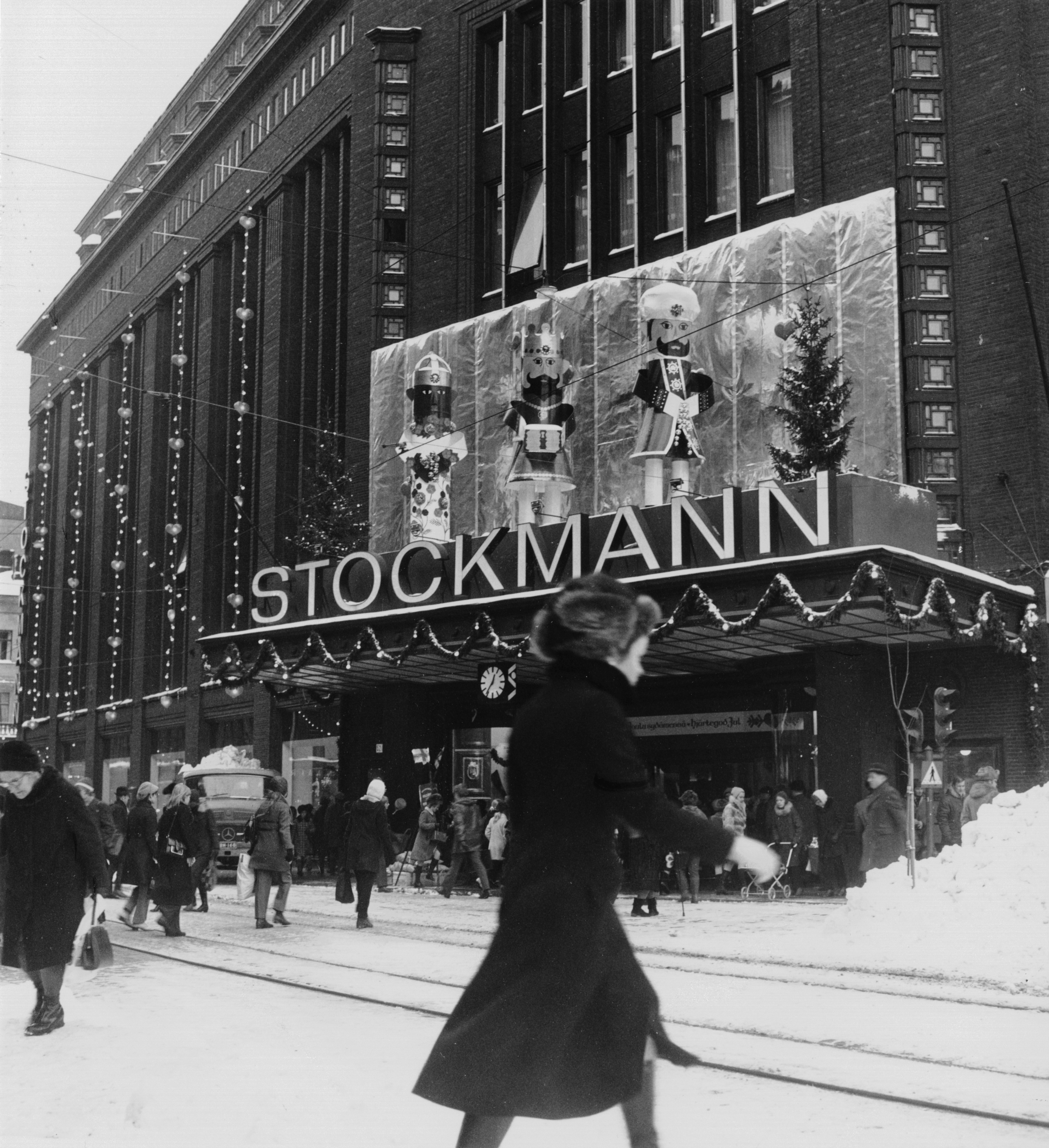 Oy Stockmann Ab. Tavaratalon joulukoristeita Aleksanterinkadun puoleisen sisäänkäynnin yläpuolella. Aleksanterinkatu 52.