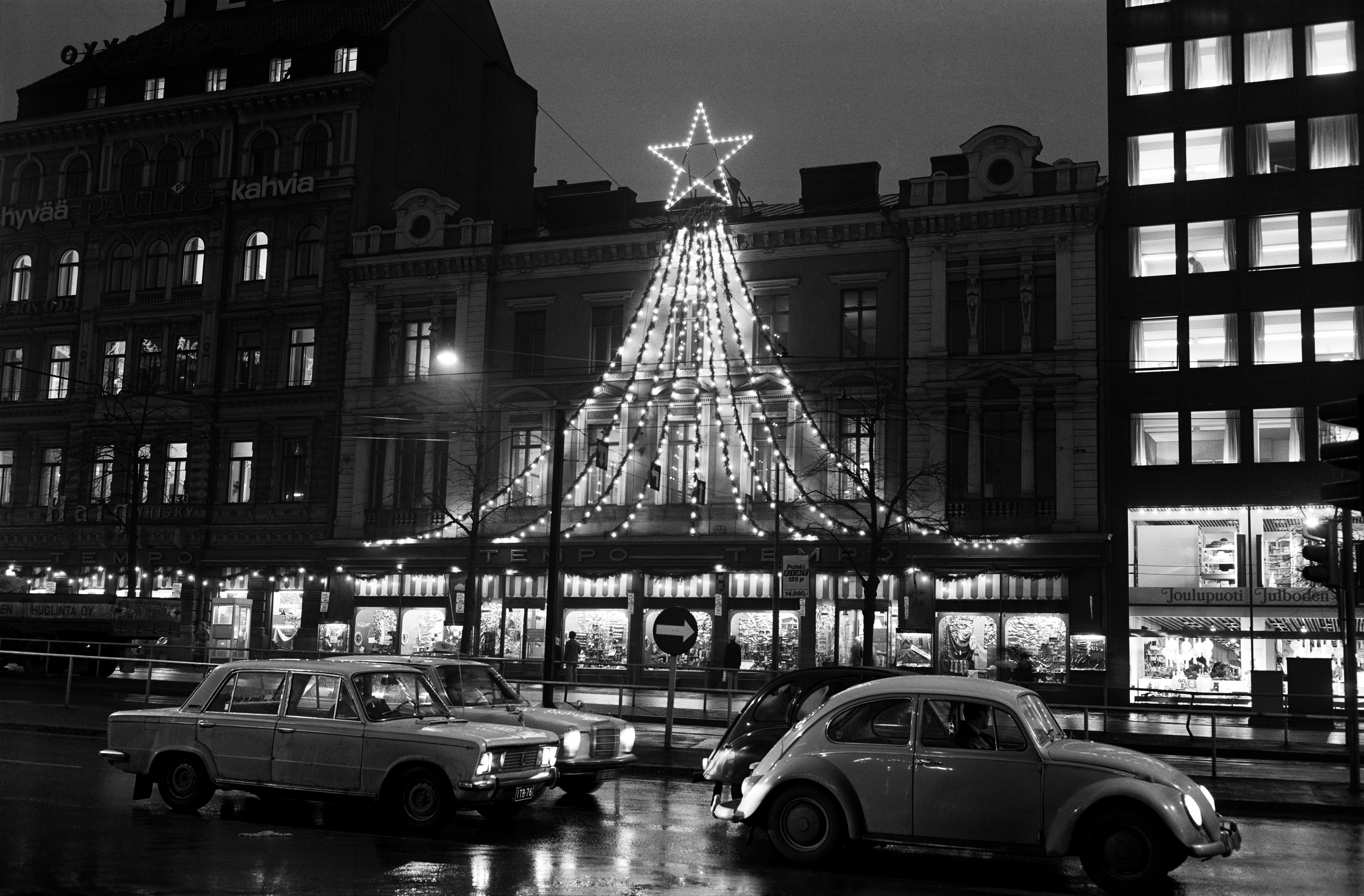 Tempon tavaratalo jouluvalaistuksessa