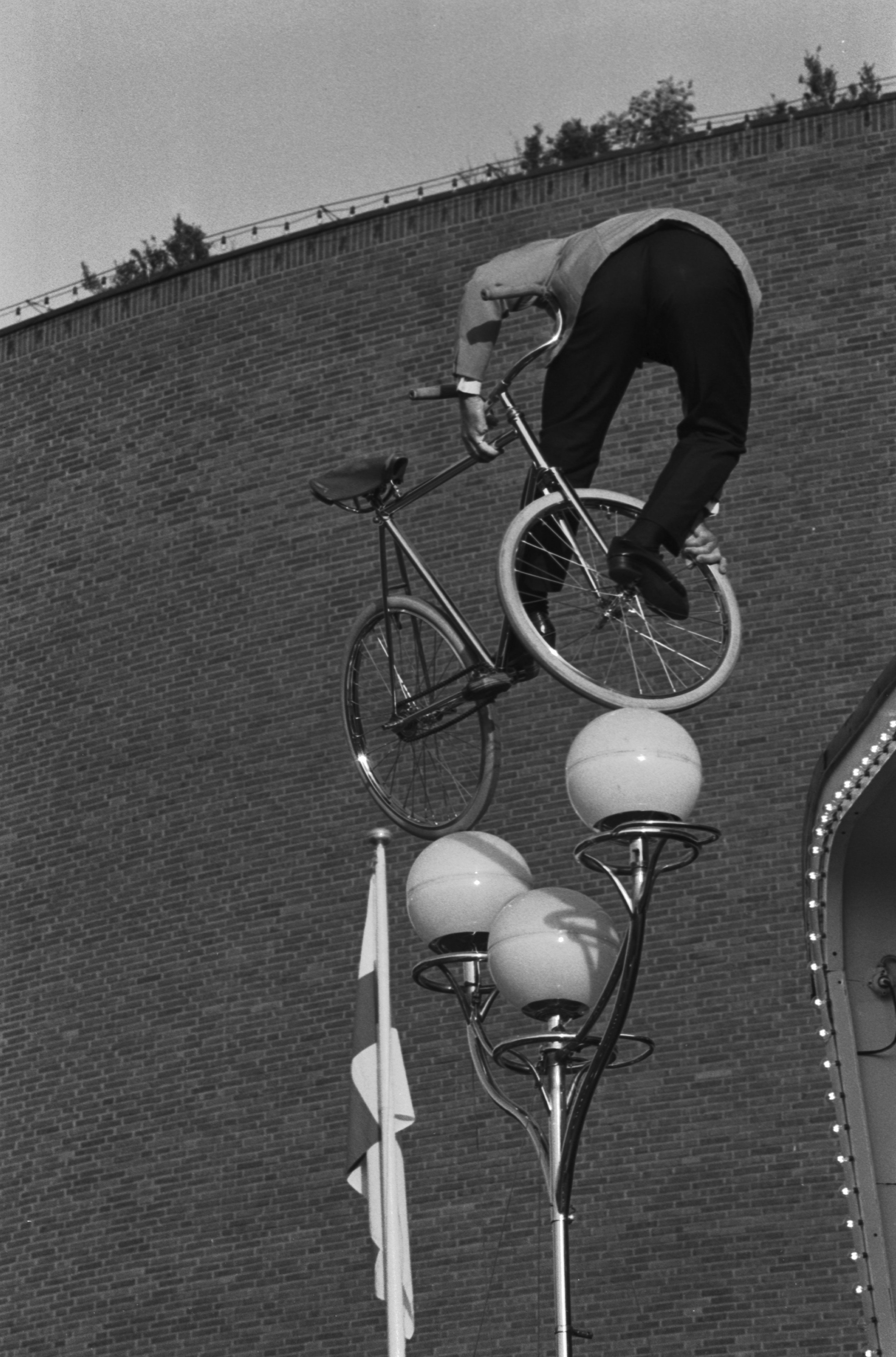 Linnanmäki. Tasapainotaiteilija esiintymässä polkupyörineen Linnanmäen huvipuiston ulkoilmalavalla.