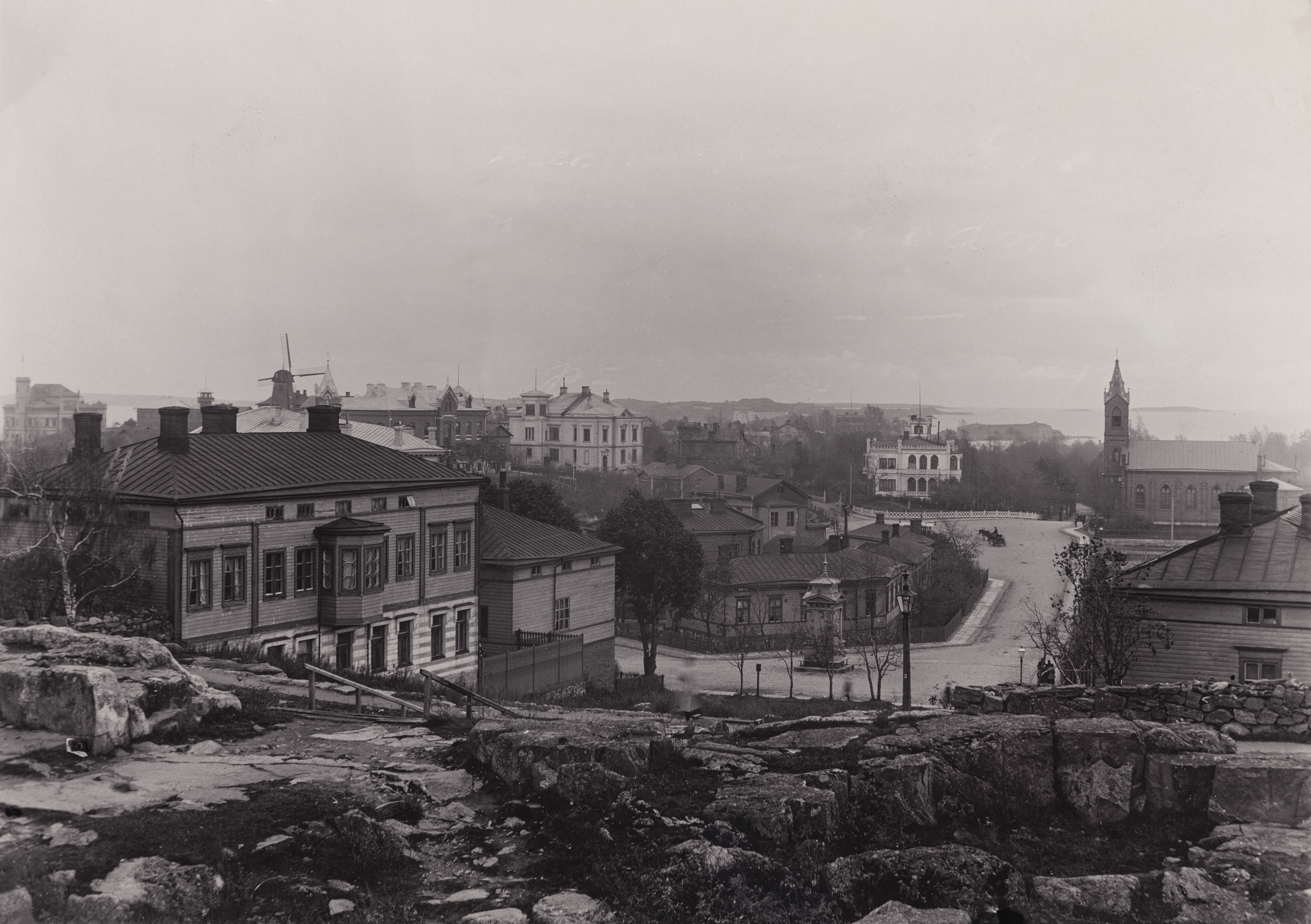 Tähtitorninkatu 8, 10. Ullankatu 3, 1. Taustalla Itäinen Puistotie 1, 2 ja Pyhän Henrikin kirkko.