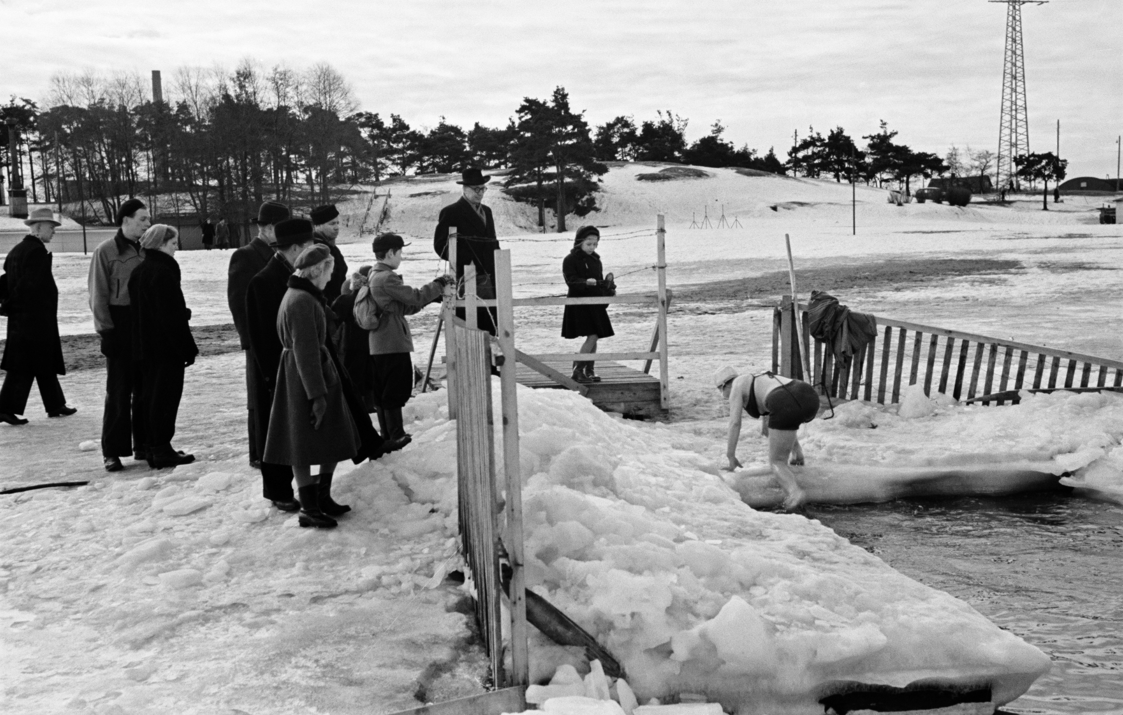 Avantouintia Taivallahdella. Uimari nousee avannosta, ympärillä yleisöä.