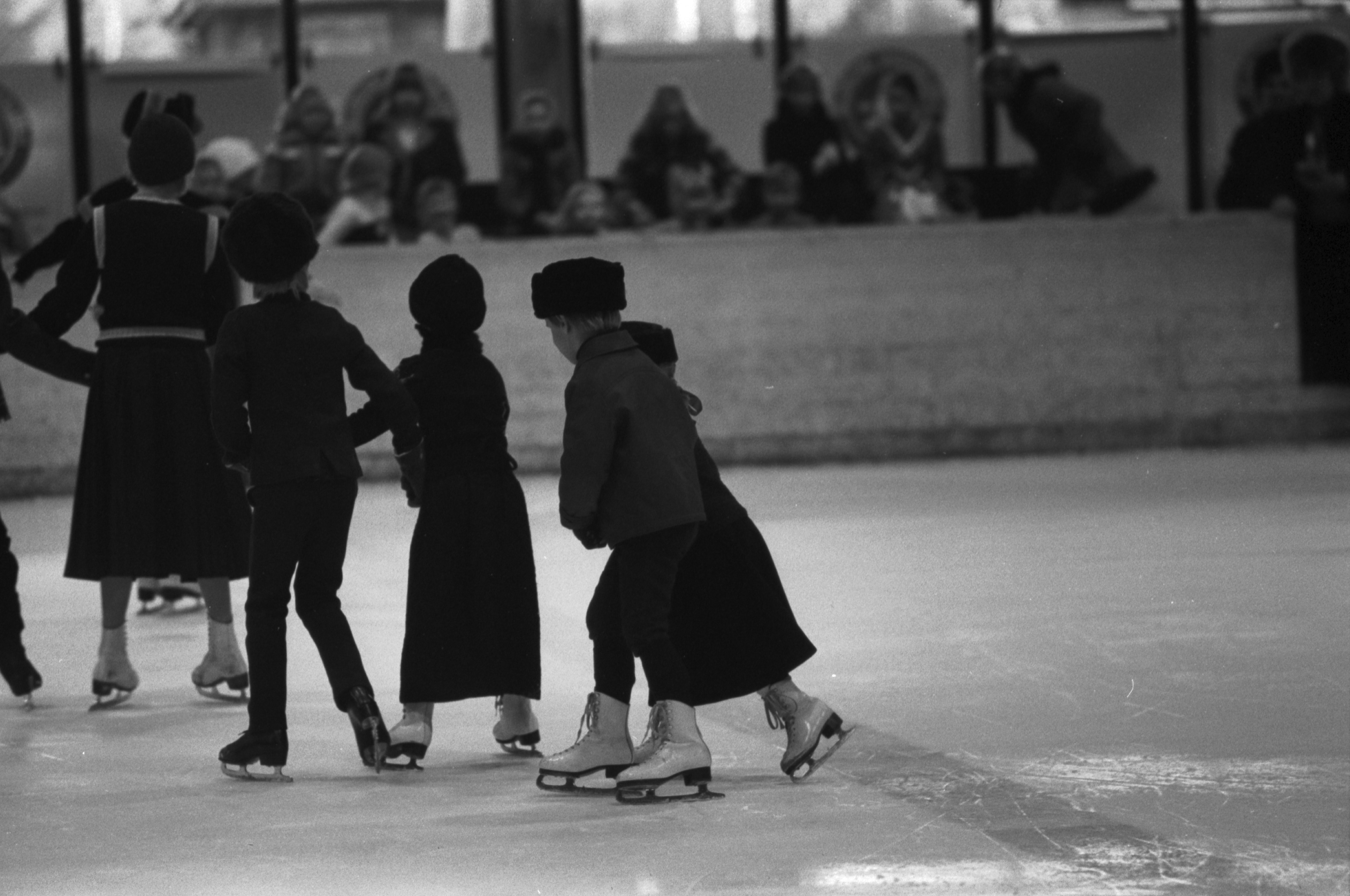Pirkkolan urheilupuisto. HSK:n (Helsingfors Skridskoklubb rf - Helsingin Luistinklubi ry) 100-vuotisjuhlan taitoluistelunäytös Pirkkolan jäähallissa.