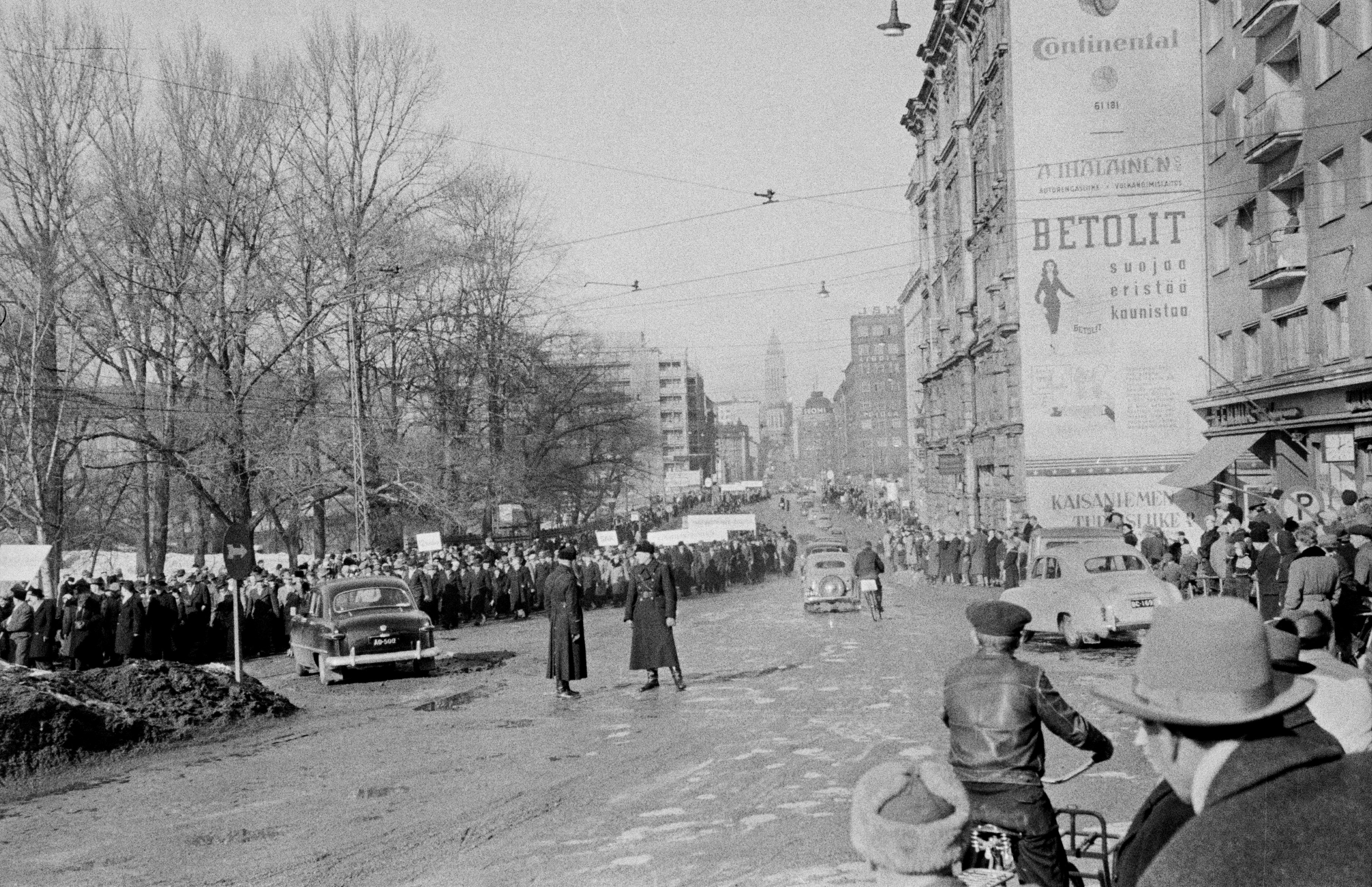 Mielenosoituskulkue yleislakon aikana Unioninkatu 44:n ja 39-45:n kohdalla. Vasemmalla pysäköitynä Ford Custom (vm. 1951) -henkilöauto.