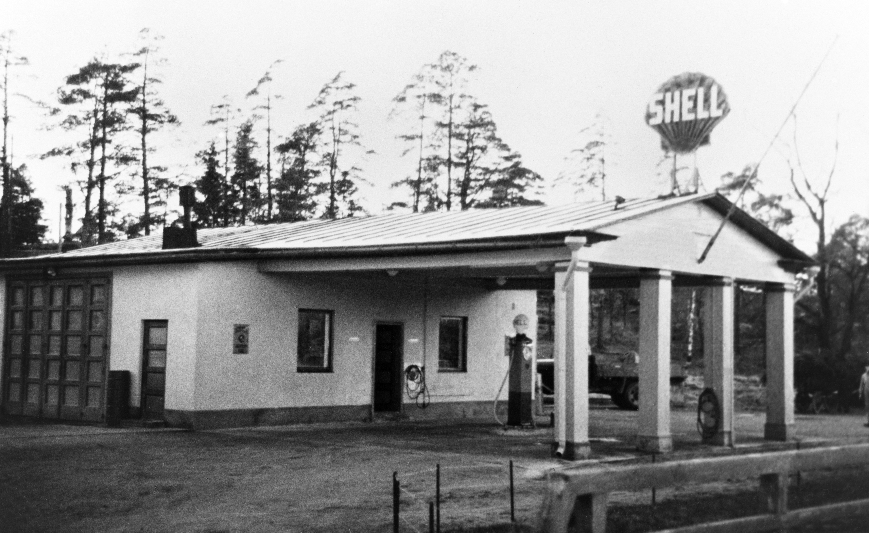 Oy Shell Ab:n huoltoasema, Viiden pennin tulli, Turuntie 80 (Mannerheimintie 108). Rakennettu 1920-luvun lopulla.