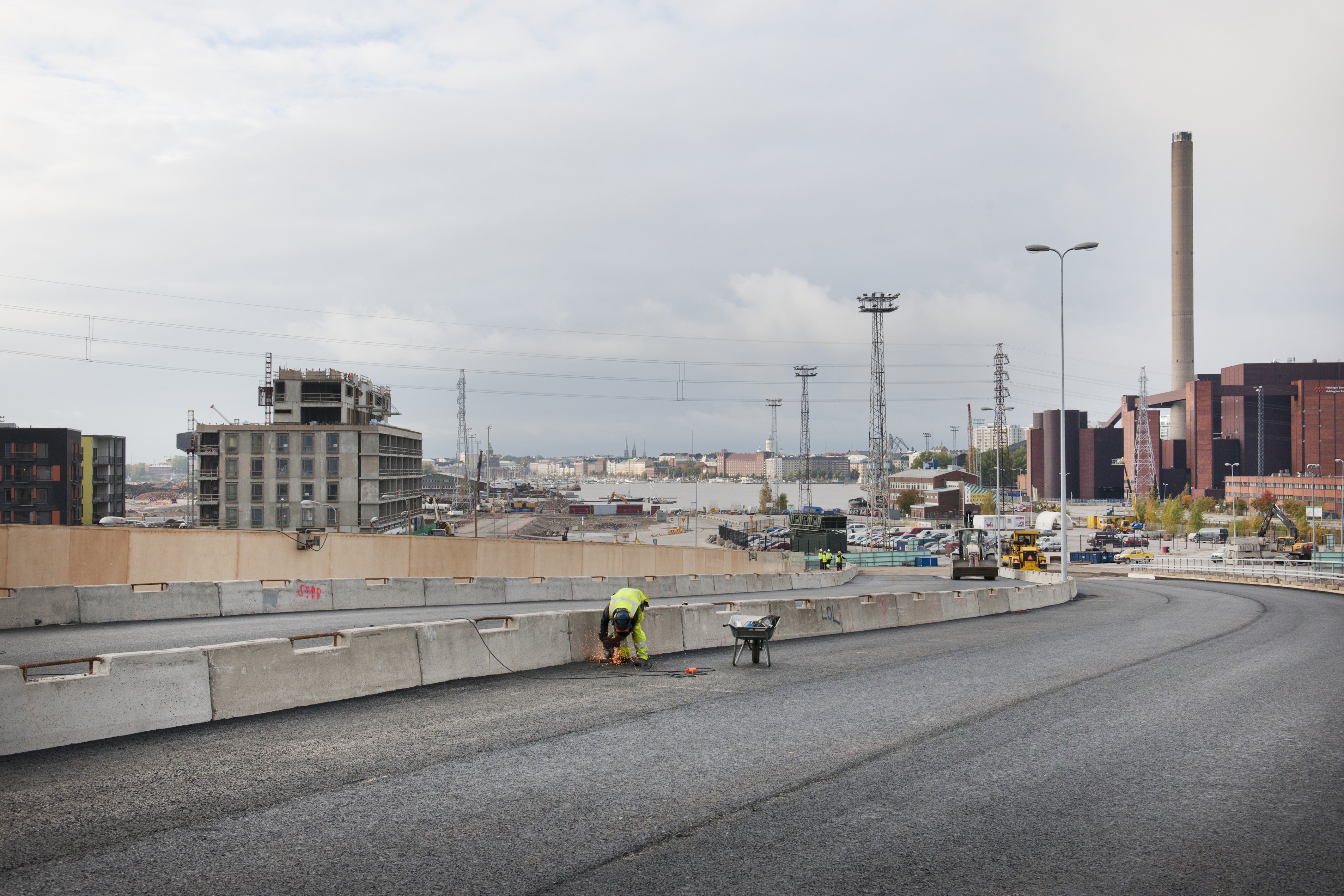 Kalasatama dokumentointi. Kulosaaren sillalle menevä ajoramppi. Näkymä tulevan Kalasatamanpuiston suuntaan. Vasemmalla rakenteilla oleva kerrostalo, Arielinkatu 10. Oikealla Hanasaaren voimalaitos.