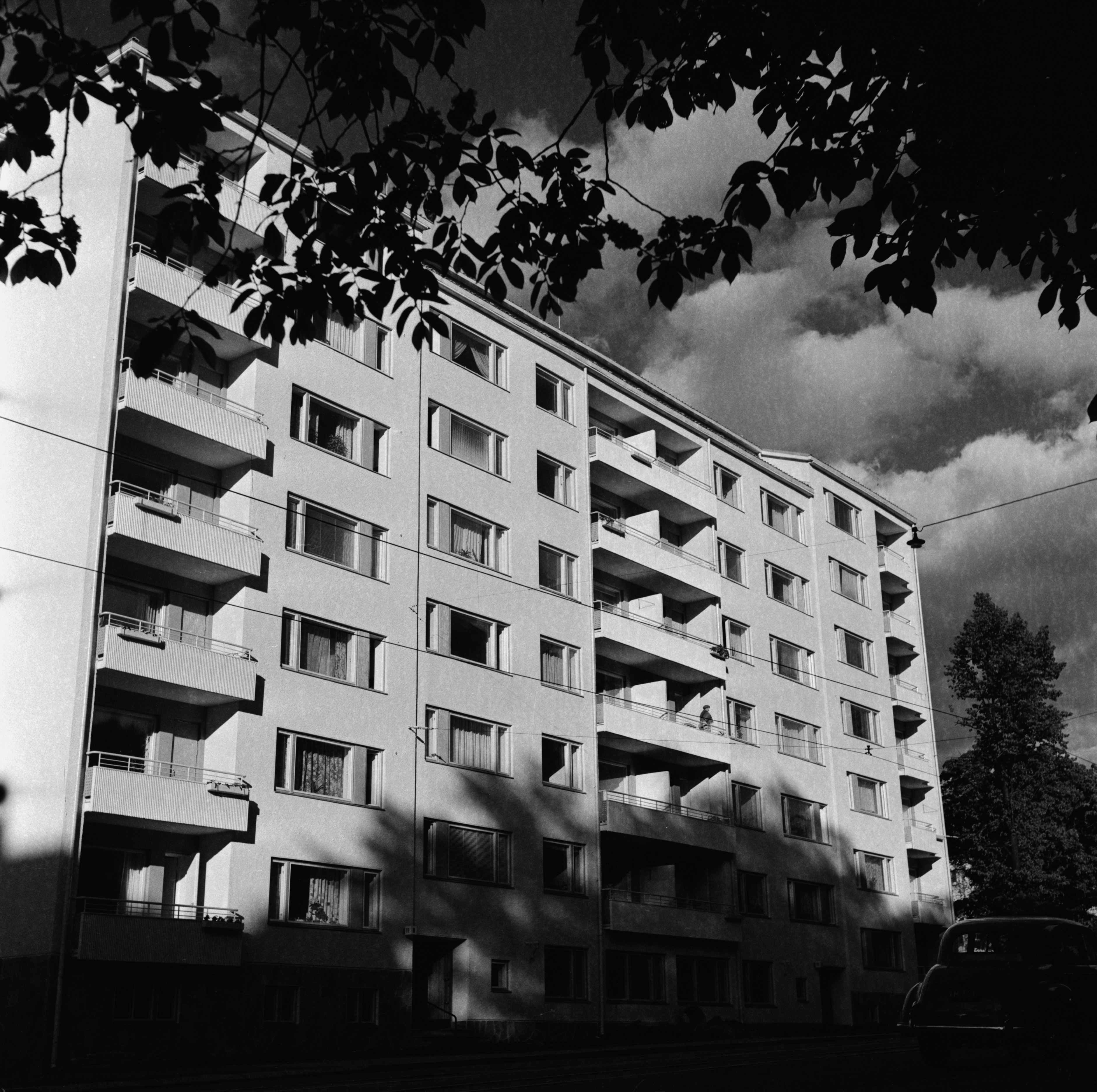Asuintalo Ruusulankatu 11. Arkkitehti Dag Englund, valm. 1954.