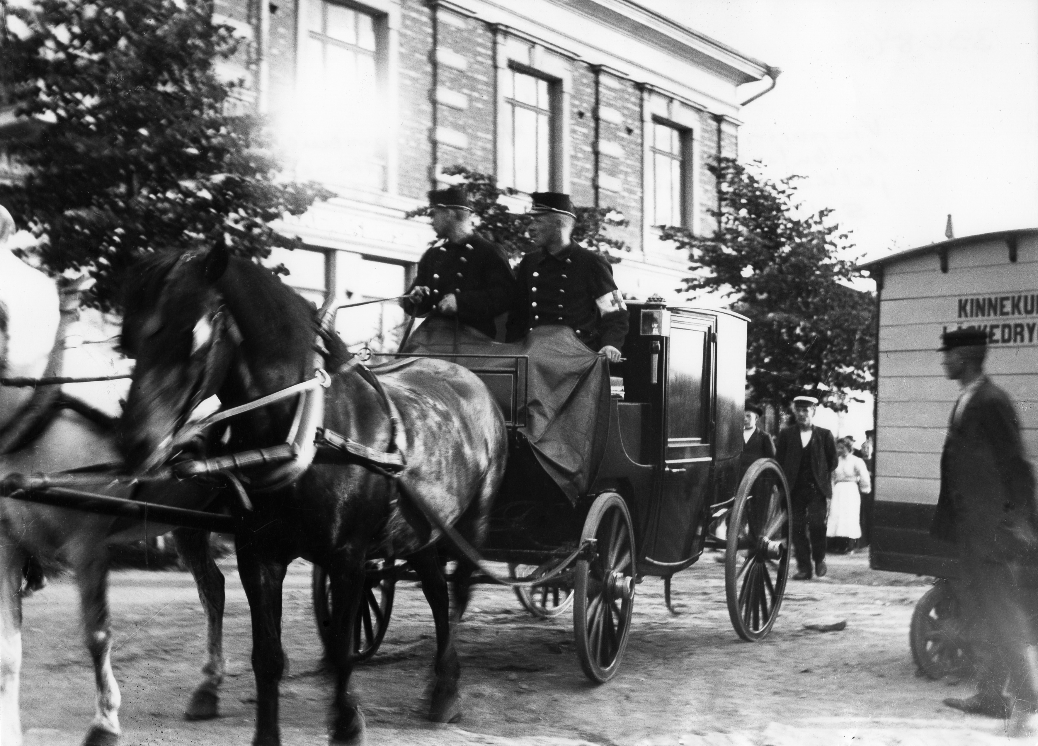 Viaporin kapina 1906. Hakaniemen mellakka. Ambulanssi odottamassa haavoittuneita, jotka olivat sidottavana apteekissa, Siltasaarenkatu 16.