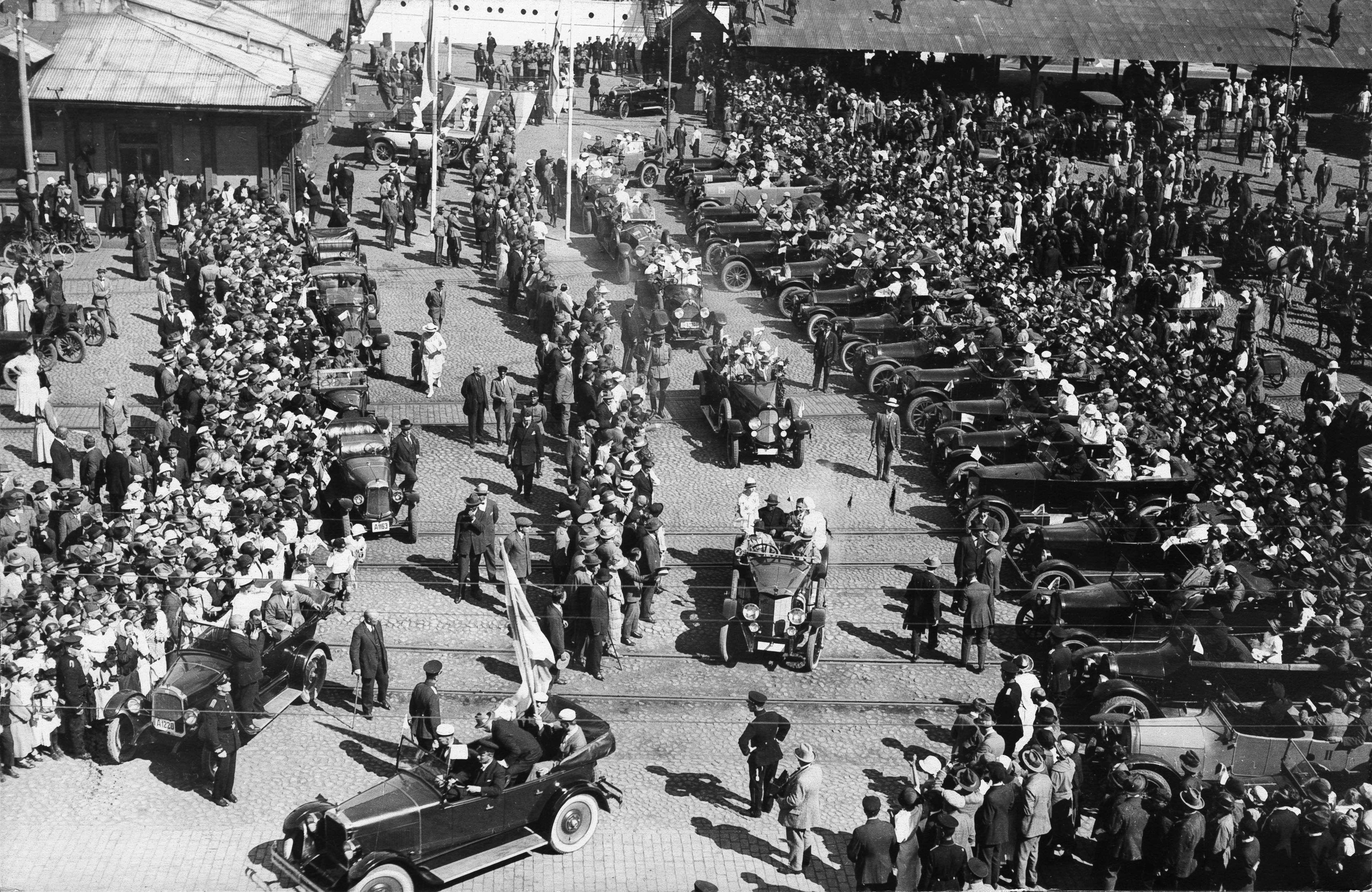 Pariisin olympialaisista saapuville urheilijoille järjestetty autoajelu 18.7.1924. Autot lähdössä kaupungille.