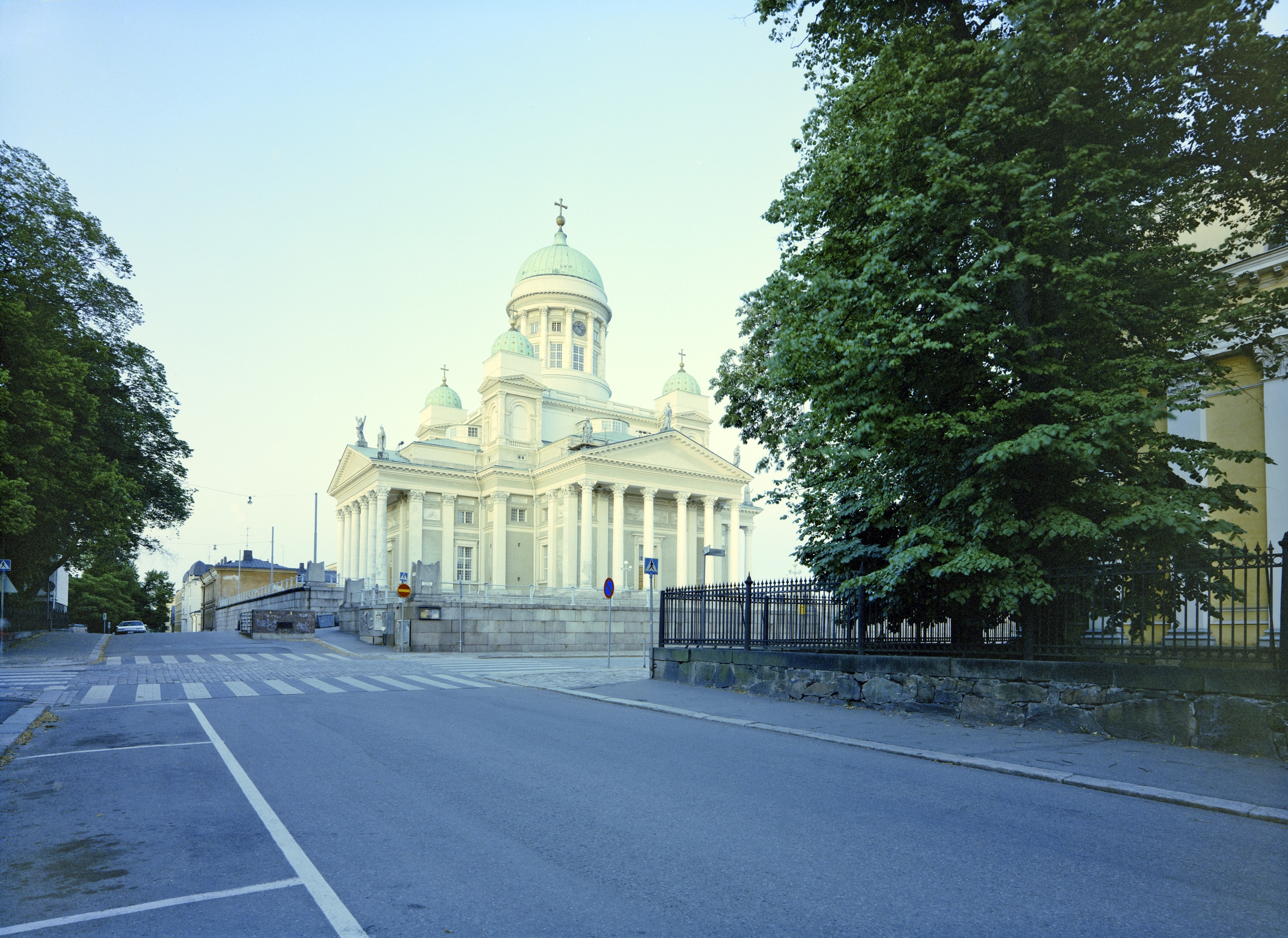 Helsingin tuomiokirkko nähtynä Kirkkokadulta Yliopiston kirjaston kulmalta