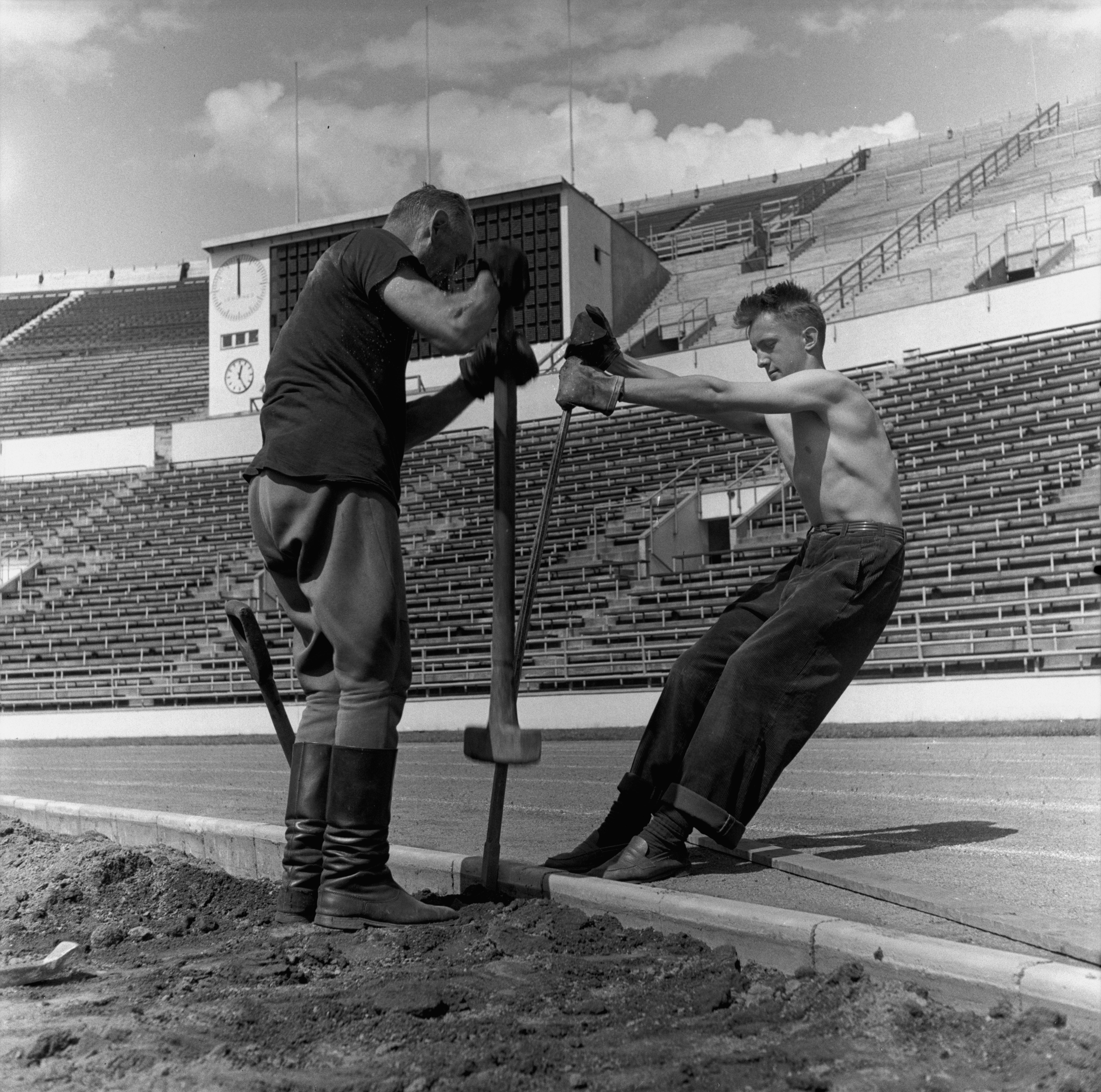 Helsingin olympialaiset 1952. Olympiastadionin juoksurataa viimeistellään.